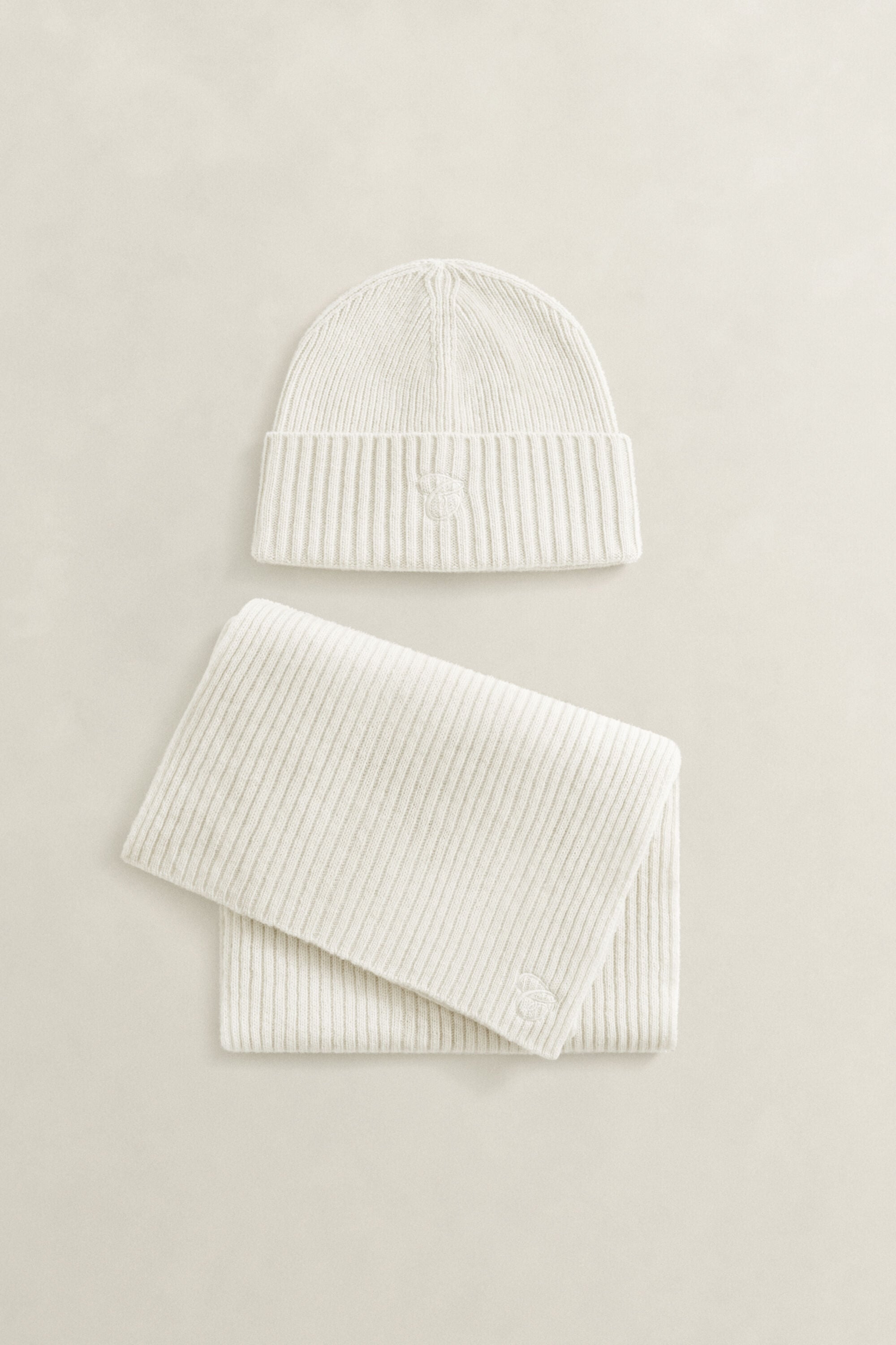 Set de regalo bordado con bufanda y gorro