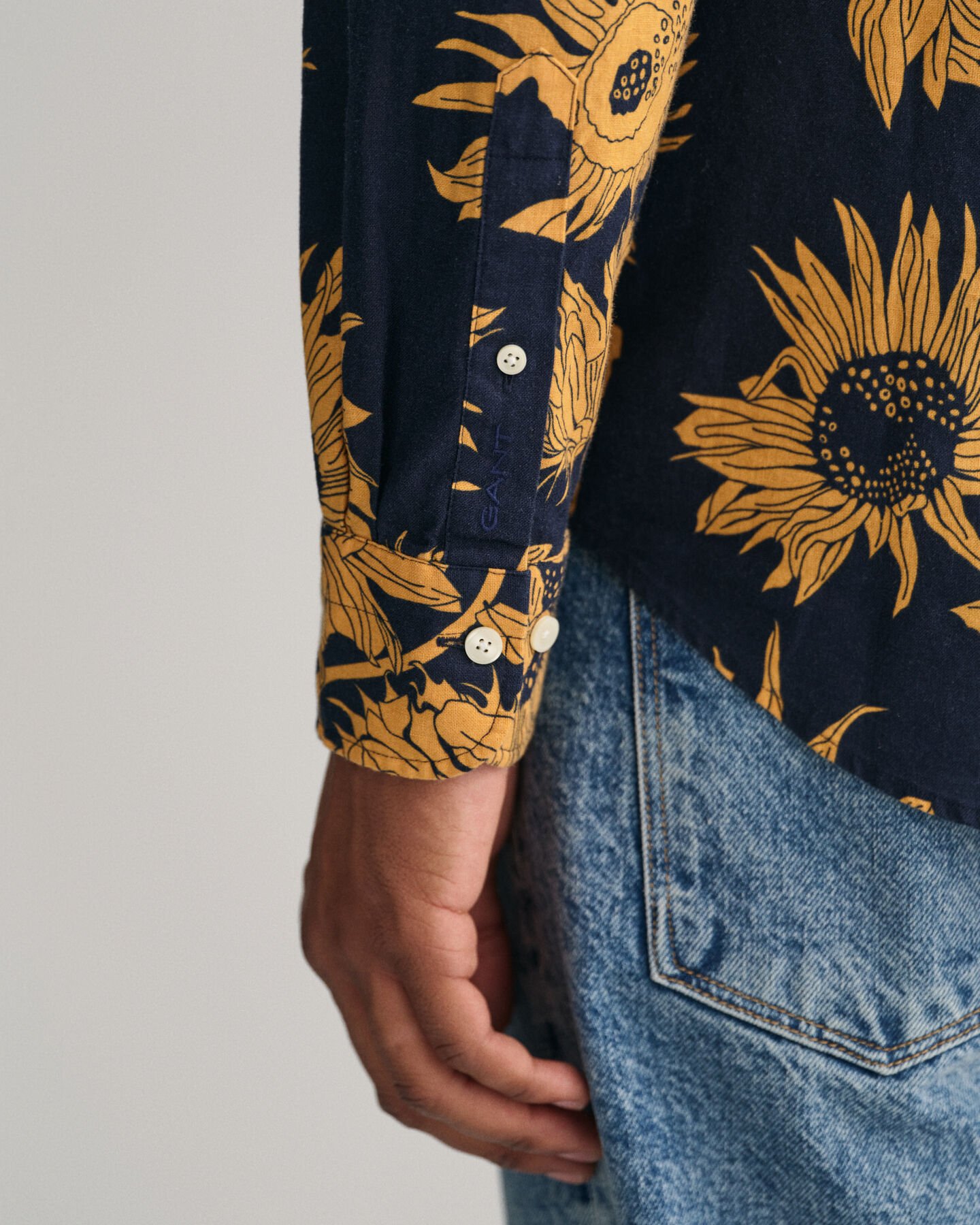 Camisa Regular Fit de algod&oacute;n y lino con estampado de girasoles