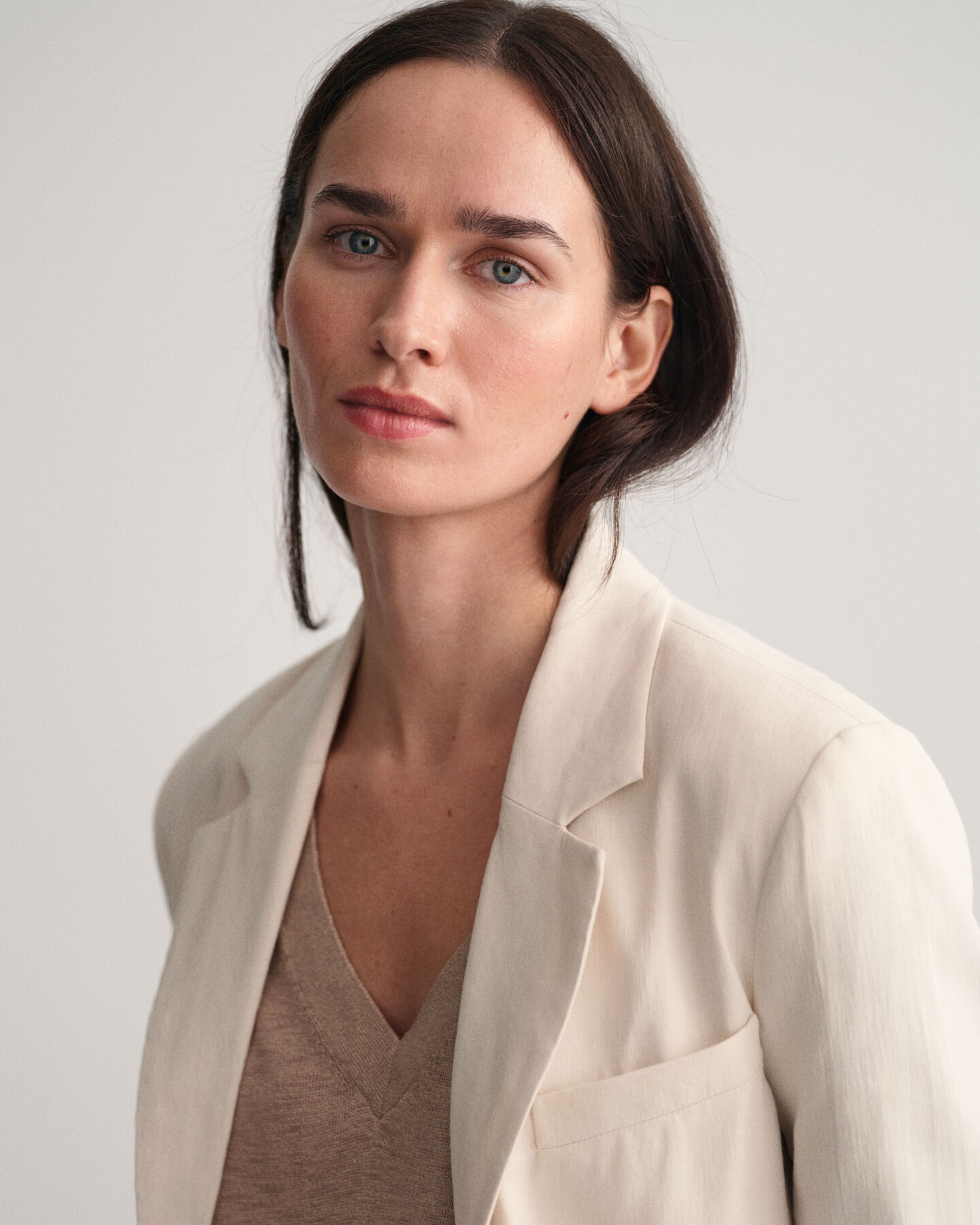 Chaleco en mezcla de lino con cuello de pico