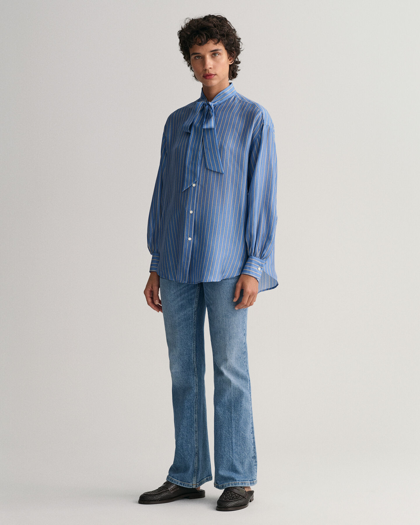 Blusa de seda a rayas con lazada