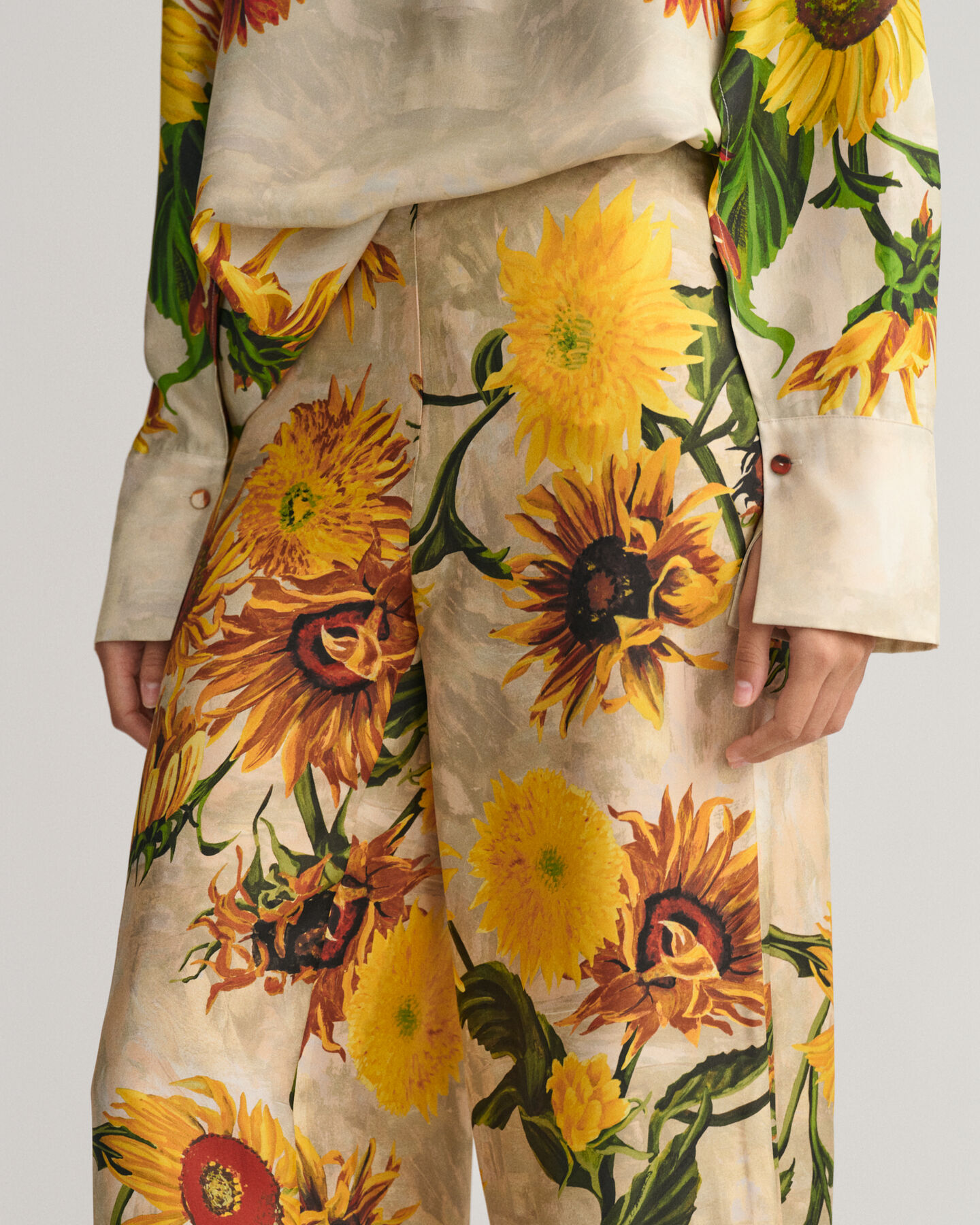 Pantalones de seda y pernera ancha con estampado de girasoles
