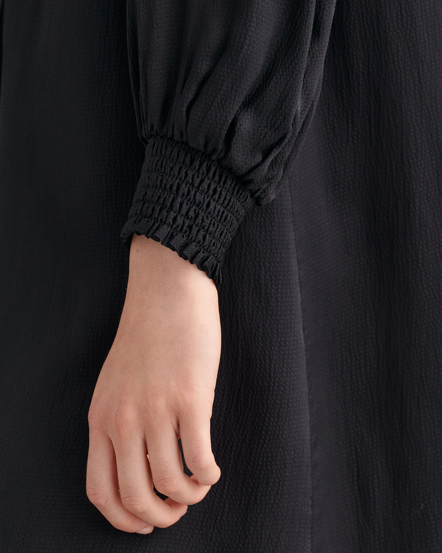 Vestido con cuello recto