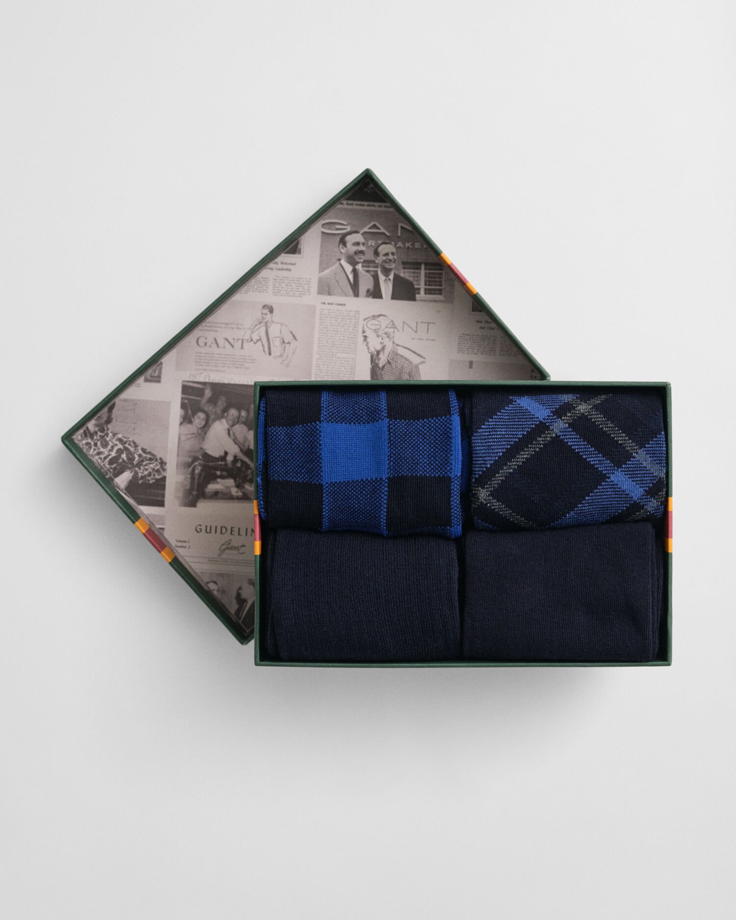 Caja de regalo con cuatro pares de calcetines a cuadros y lisos