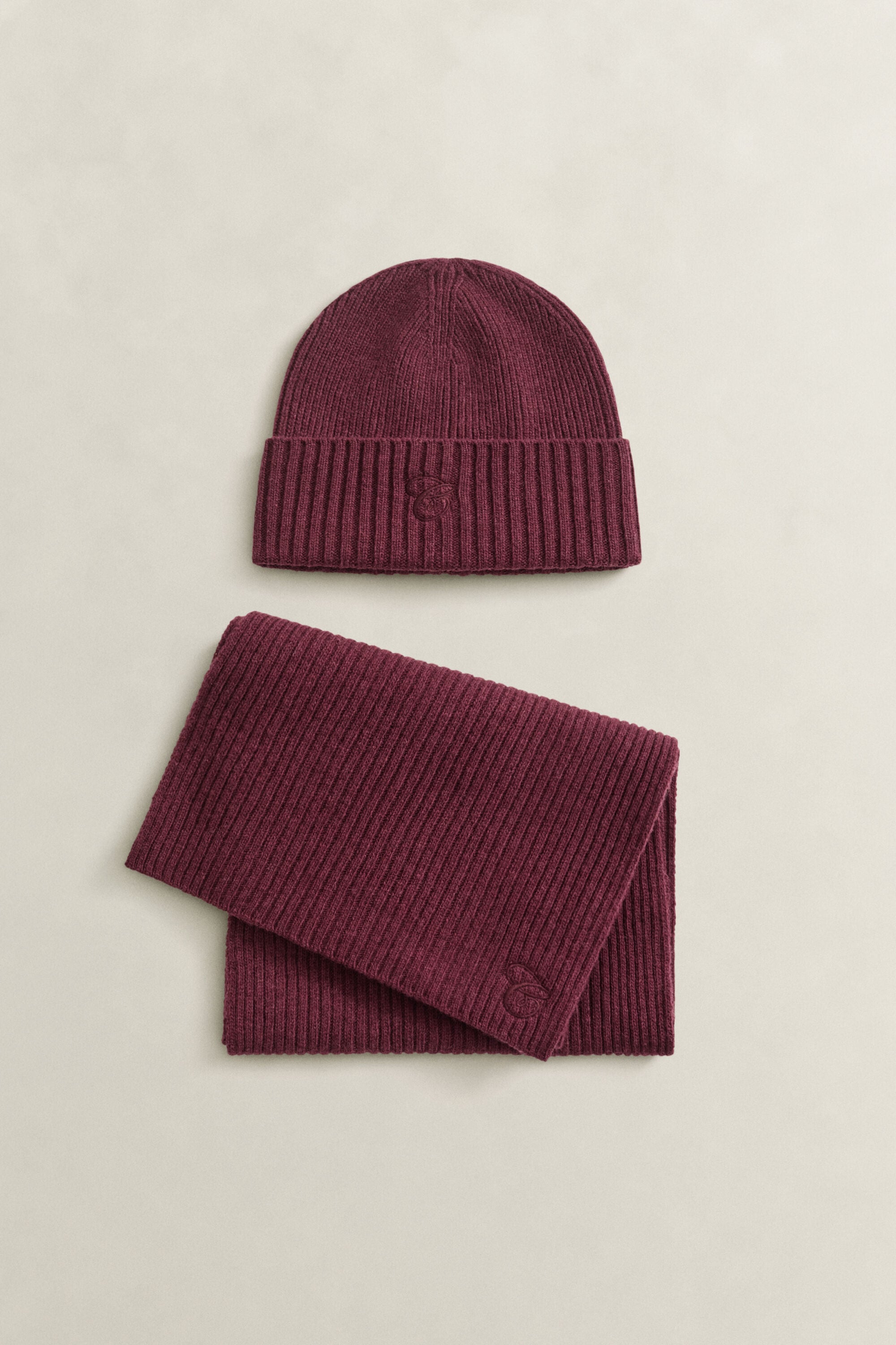 Set de regalo bordado con bufanda y gorro
