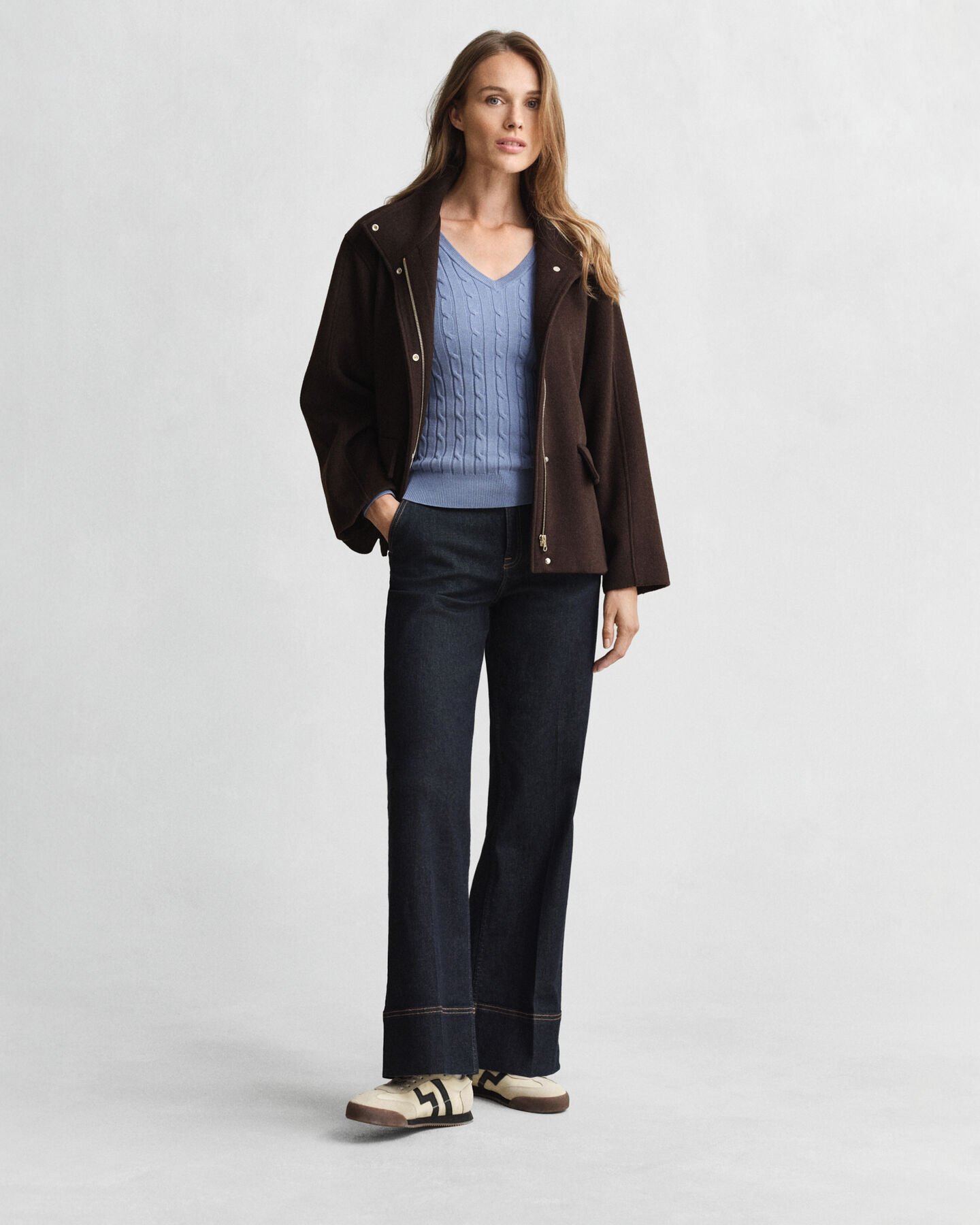 Jersey de punto de ochos con cuello de pico en algodón elástico