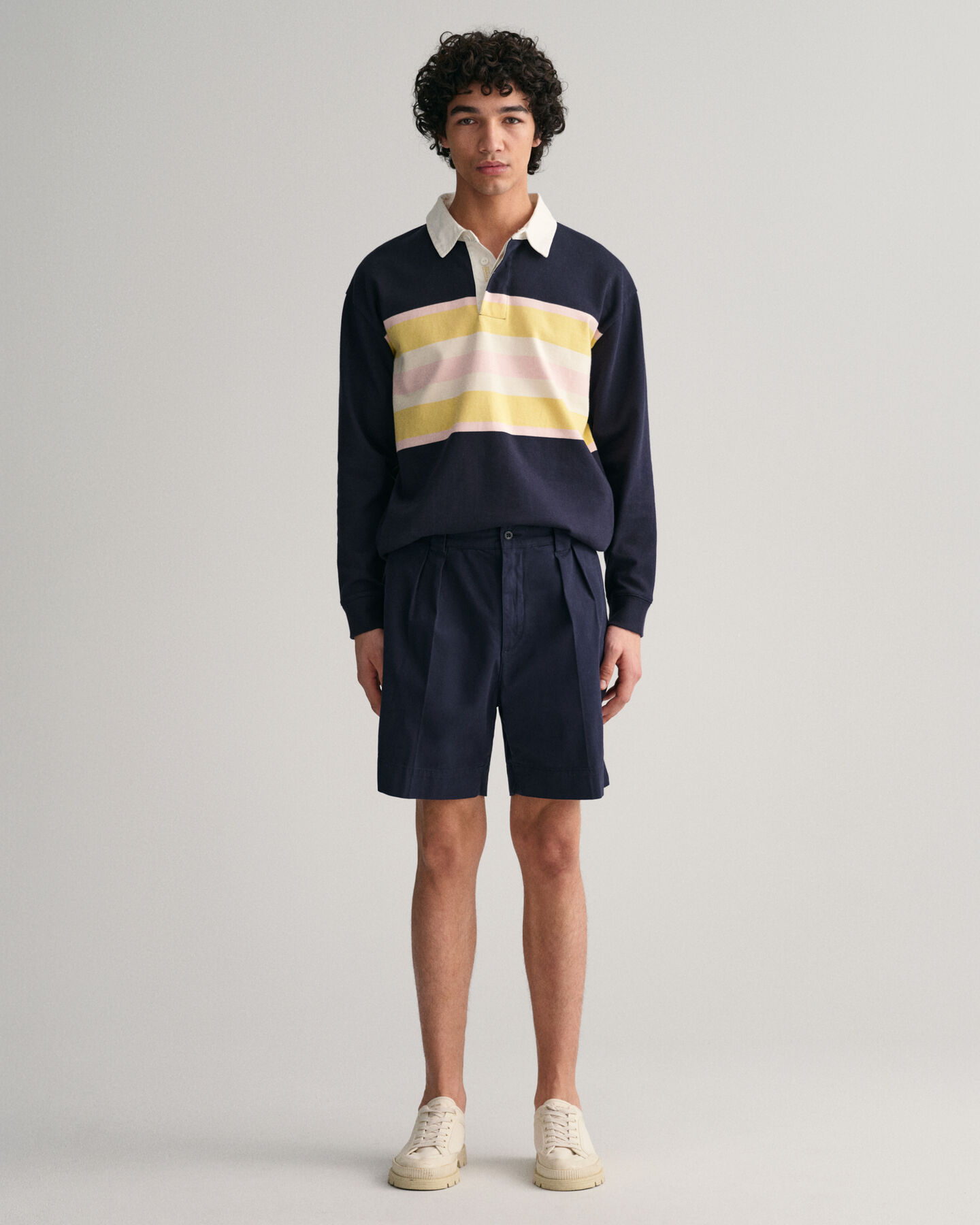 Pantalones chinos cortos de pinzas en sarga