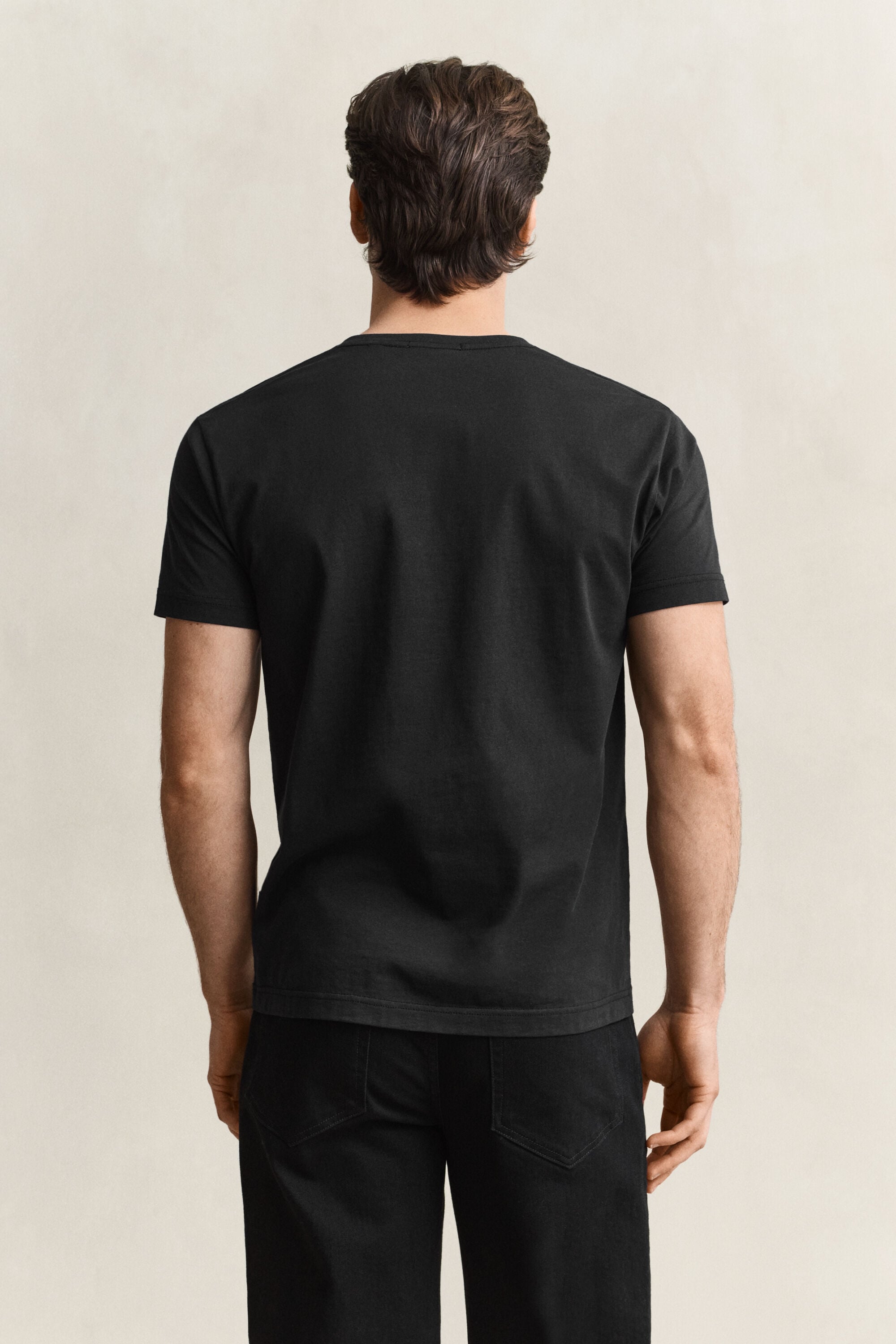Camiseta Shield con cuello de pico