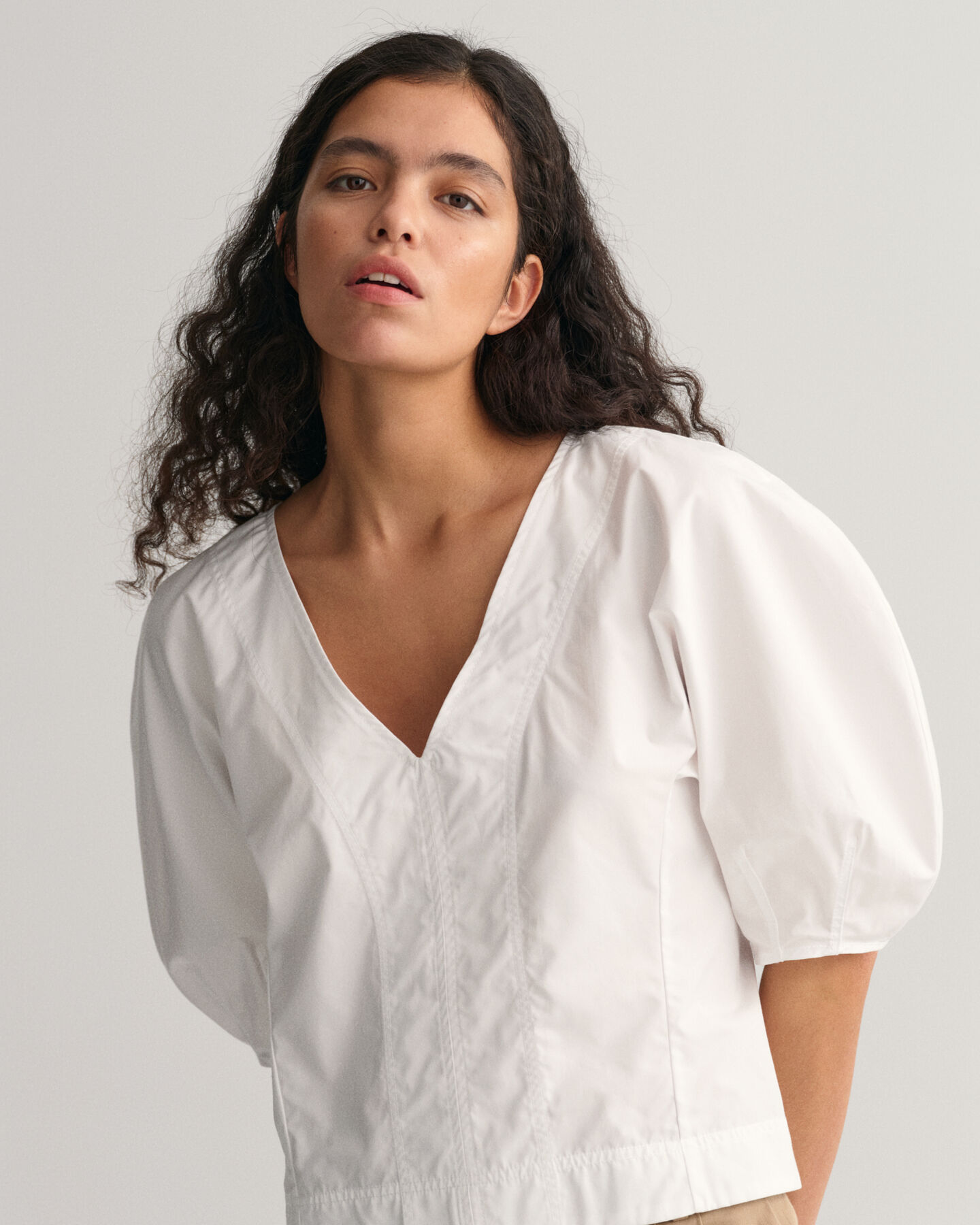 Top con cuello de pico y manga globo