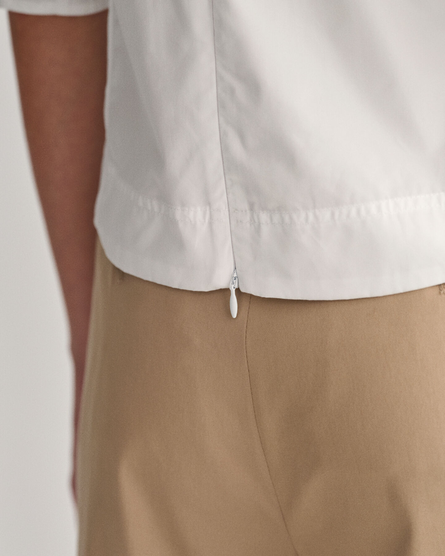 Top con cuello de pico y manga globo