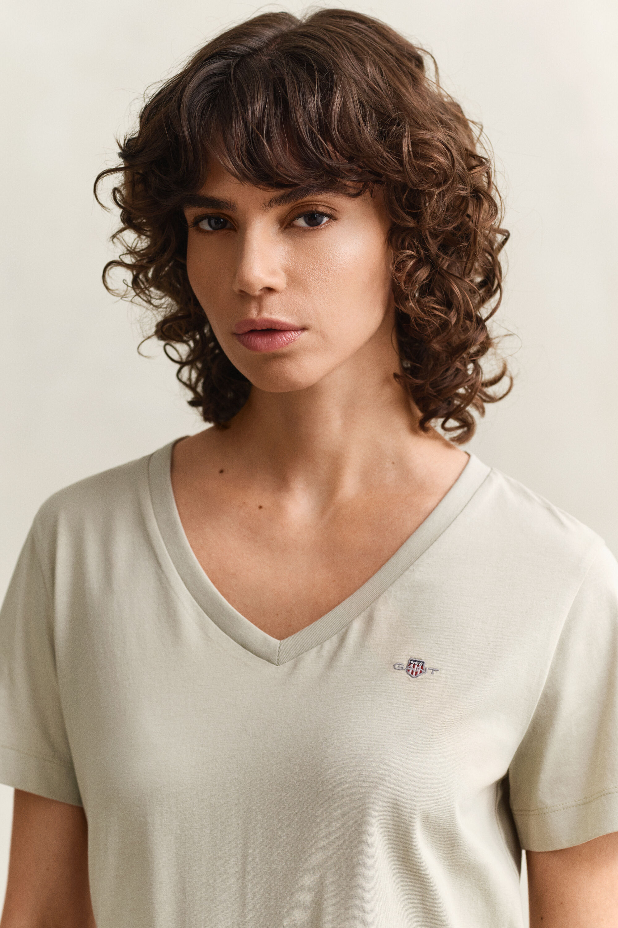 Camiseta Shield con cuello de pico