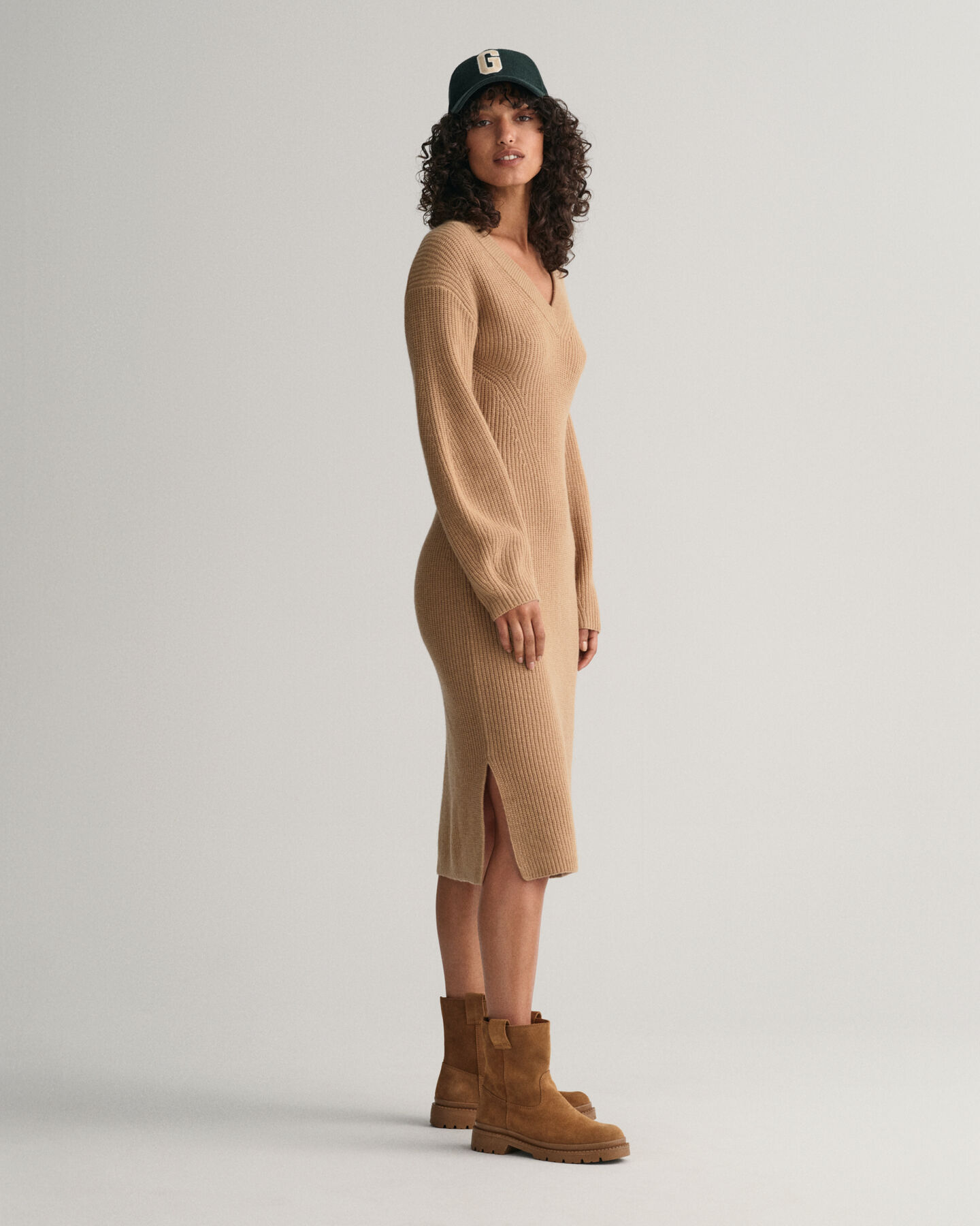 Vestido de lana acanalada con cuello de pico