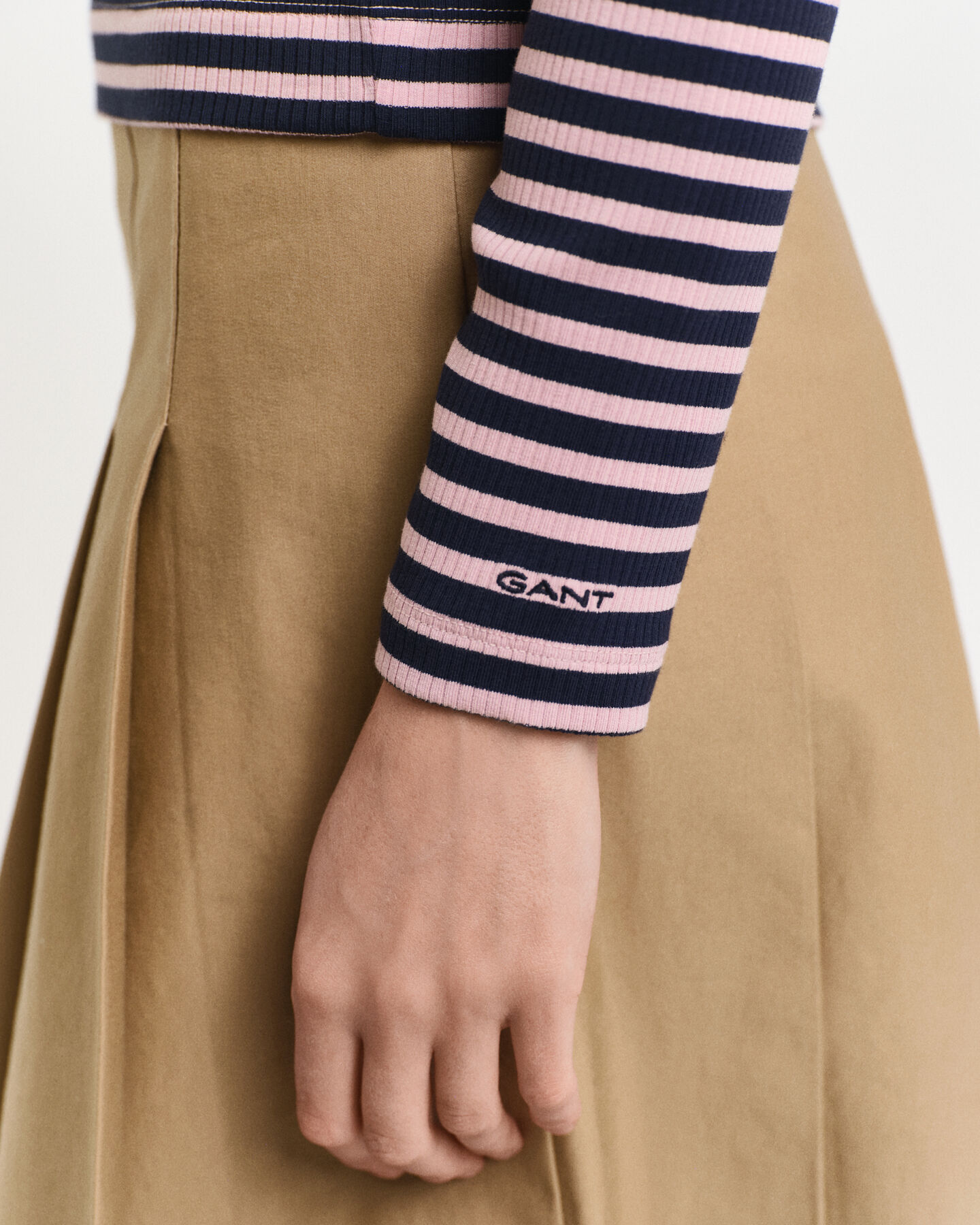 Camiseta acanalada de rayas con cuello de cisne y manga larga