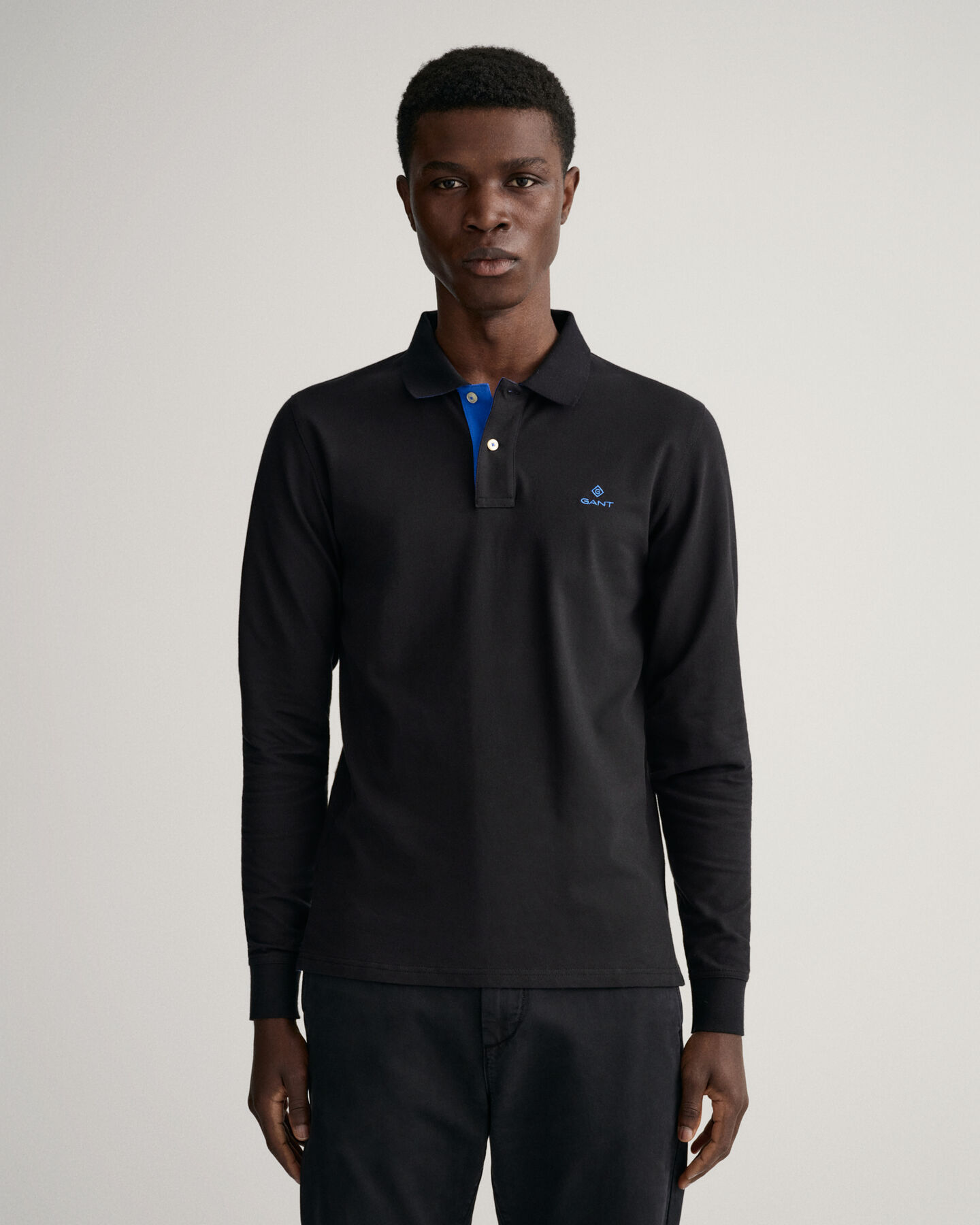 Rugger de piqu&eacute; y manga larga con cuello en contraste