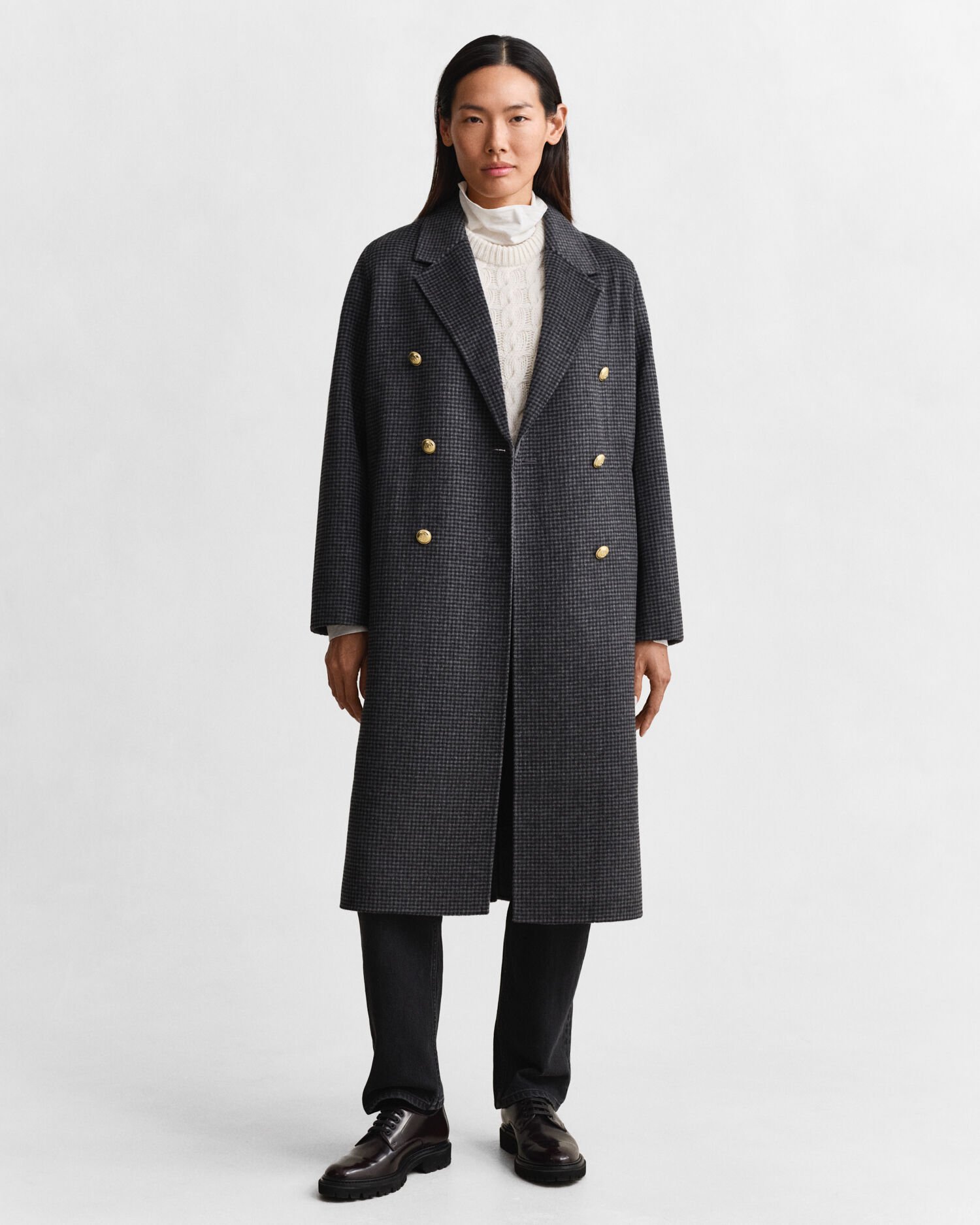 Abrigo de cuadros cosido a mano