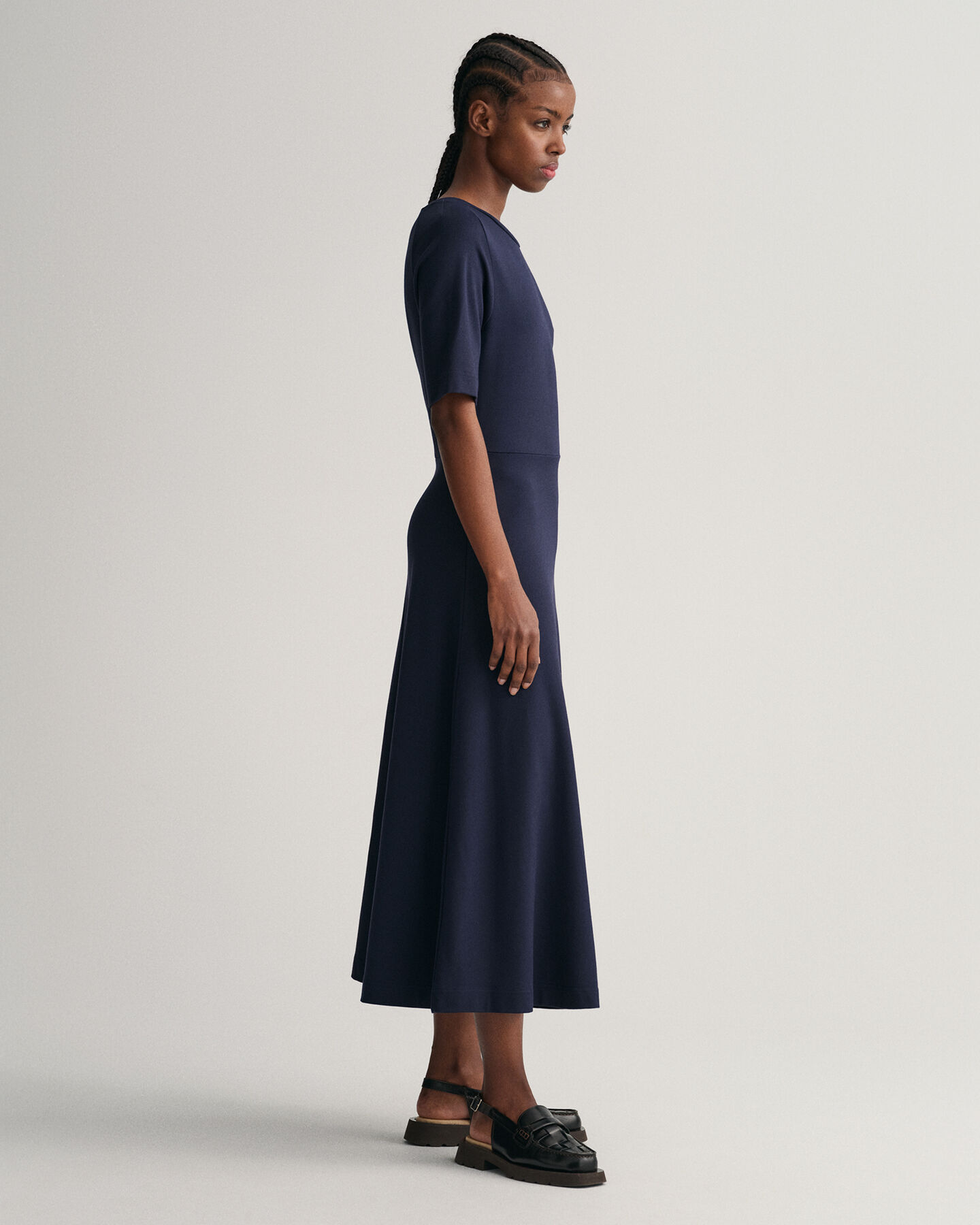 Vestido acampanado de manga corta y cuello redondo