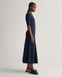 Vestido acampanado de manga corta y cuello redondo