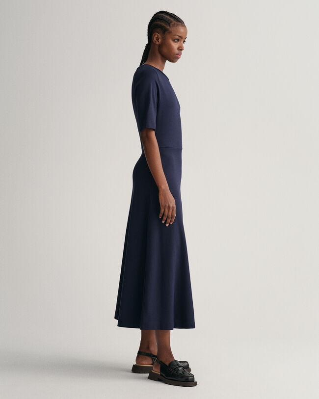 Vestido acampanado de manga corta y cuello redondo