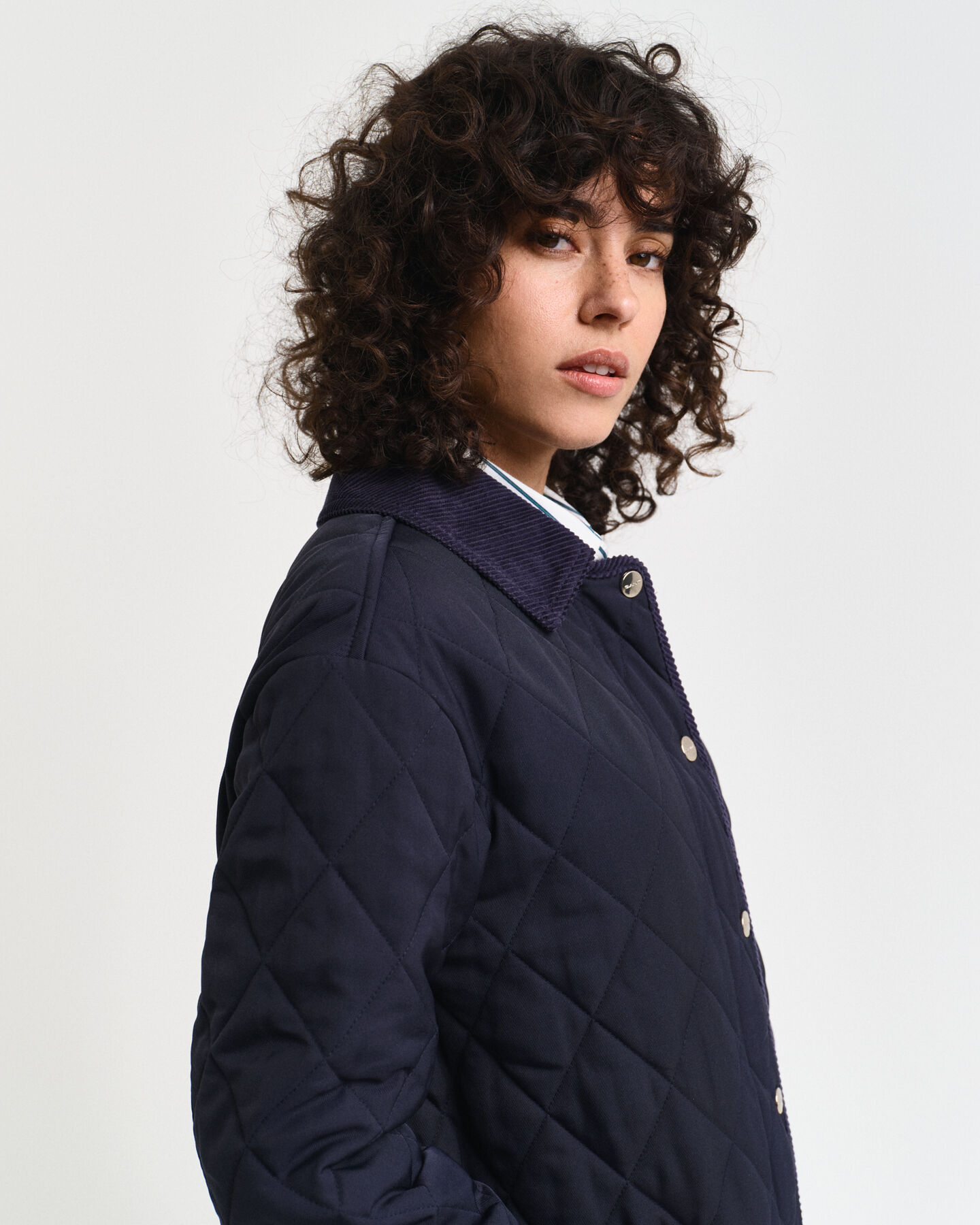 Abrigo acolchado con detalles de pana