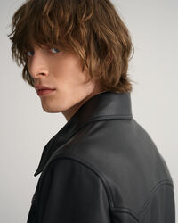 Cazadora corta de piel