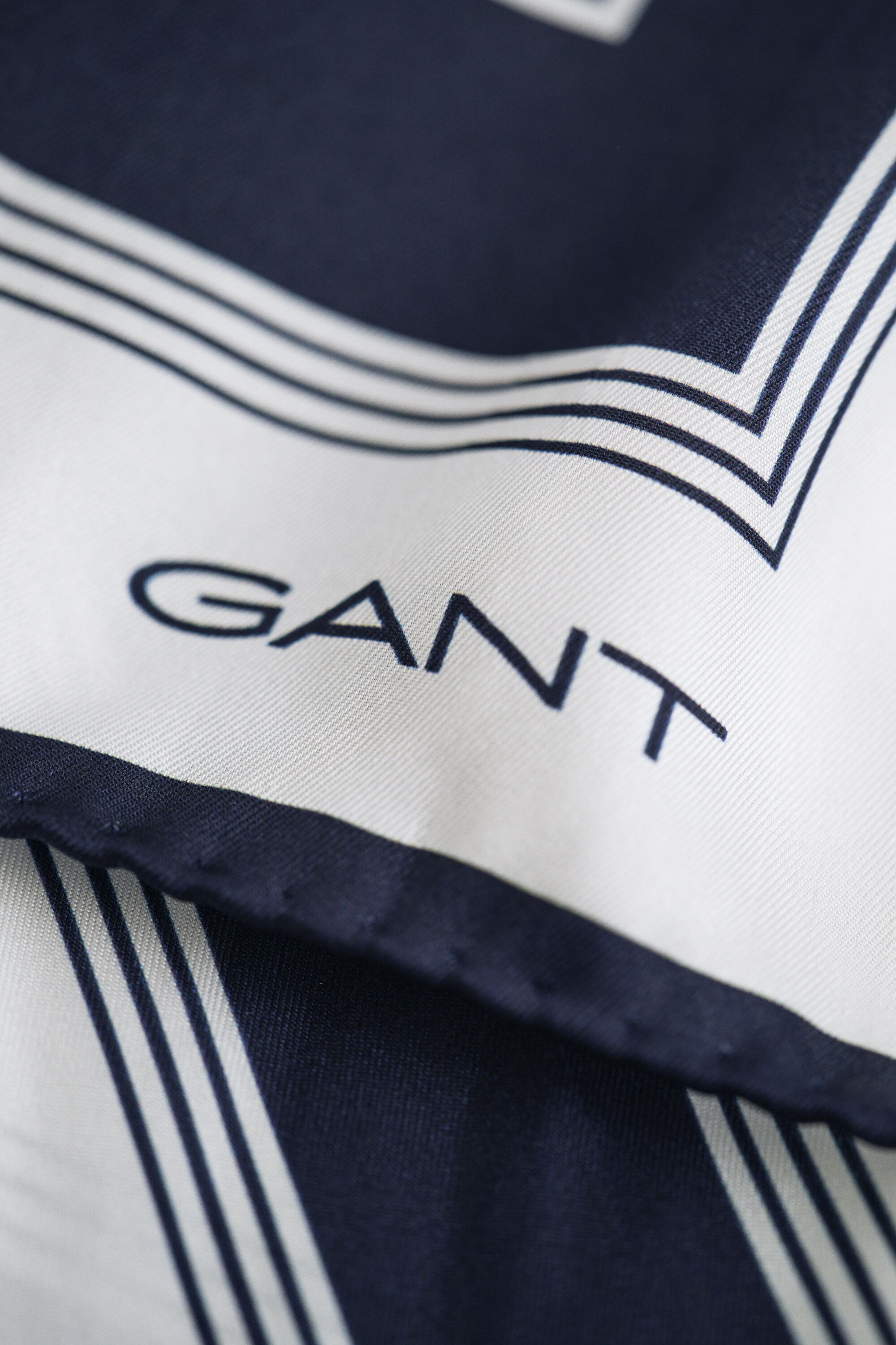 Pañuelo de seda con monograma