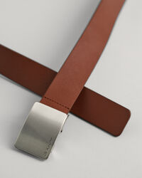 Cinturón de piel con hebilla de chapa