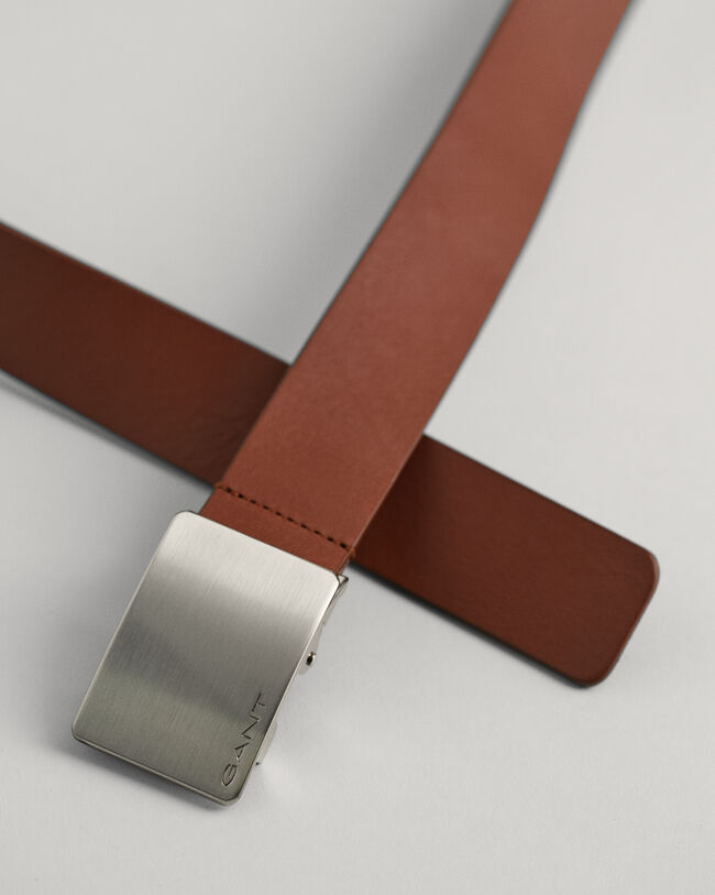Cinturón de piel con hebilla de chapa