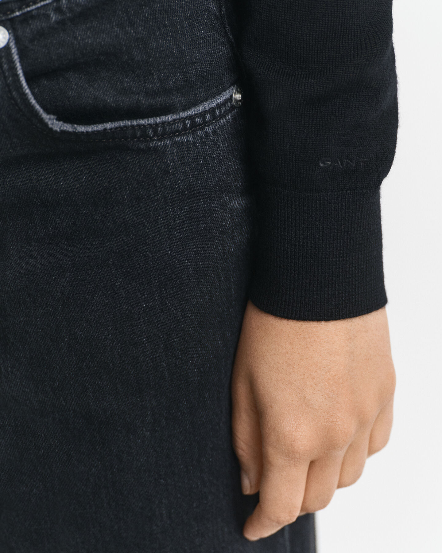 Jersey de lana merino extrafina con cuello de pico