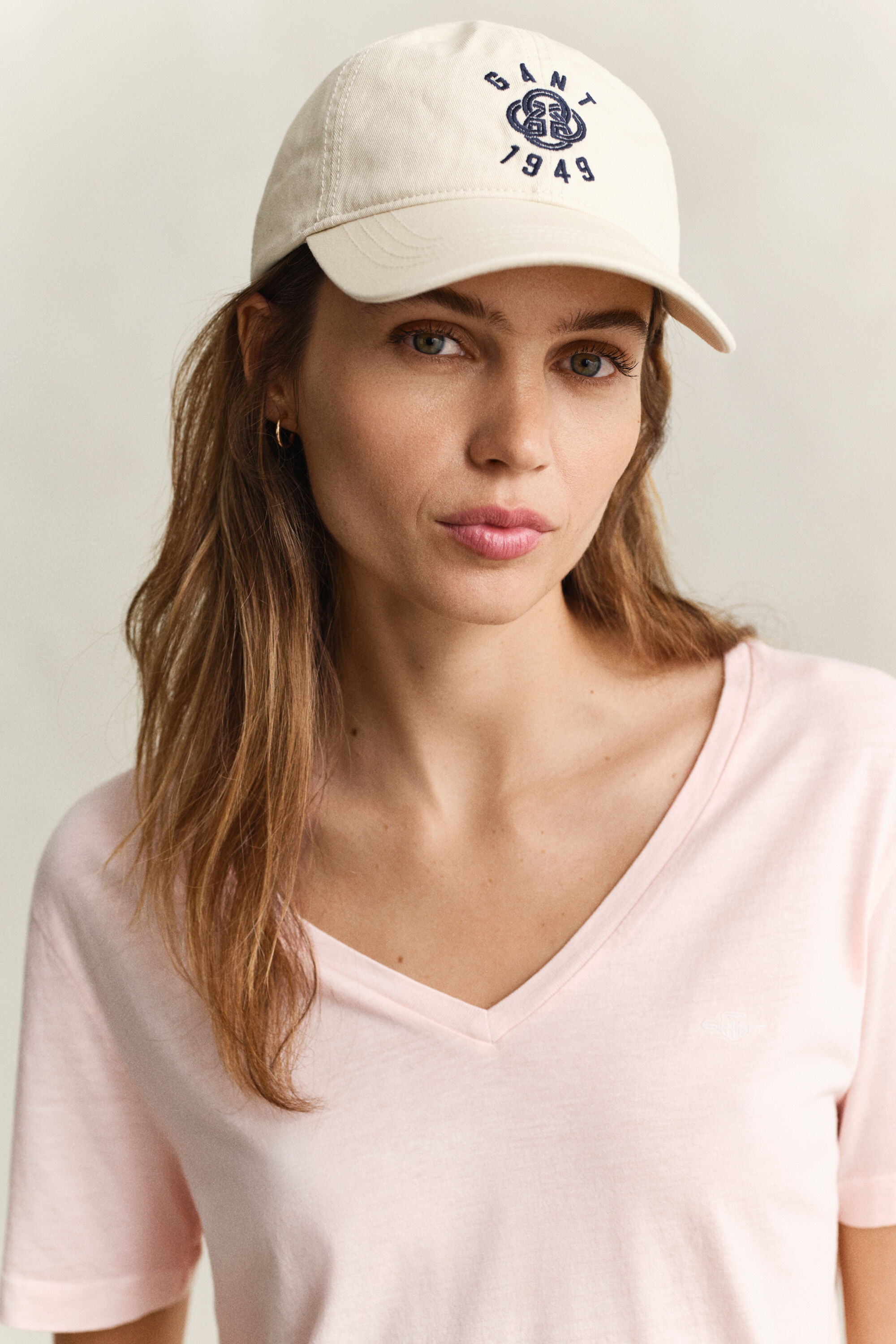 Camiseta Shield lavada con cuello de pico