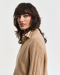 Jersey de lana con cuello de pico y canalé ancho