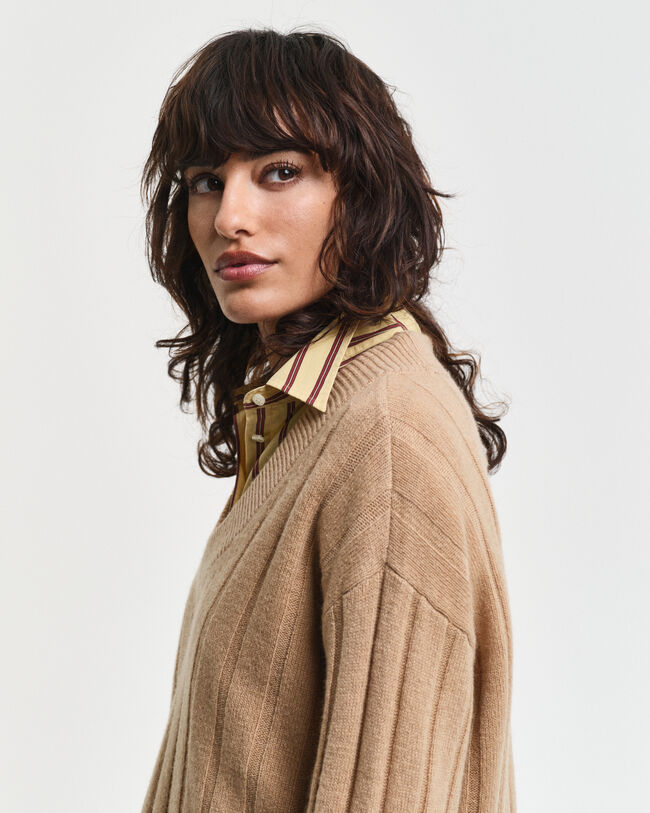 Jersey de lana con cuello de pico y canalé ancho