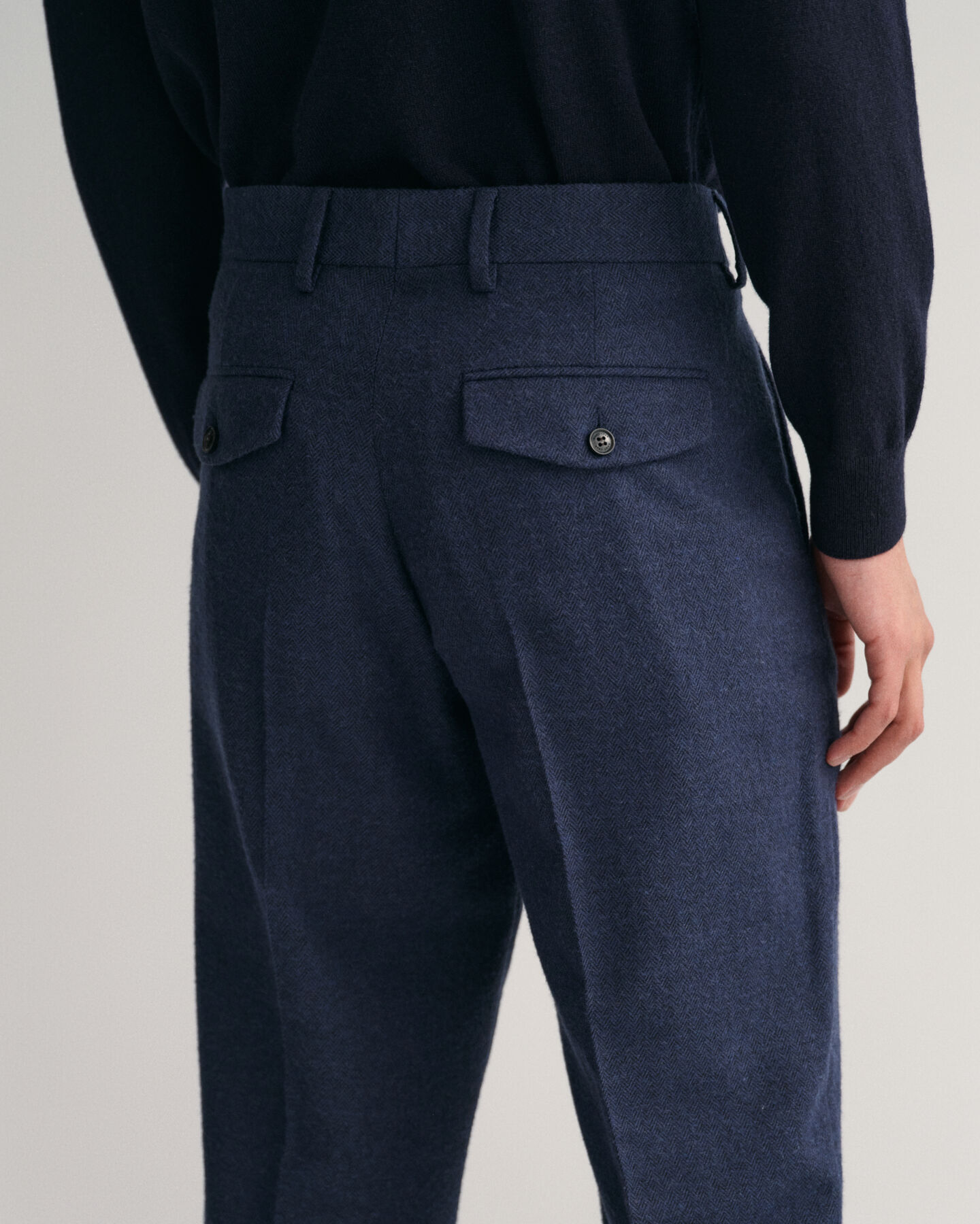 Pantalones con dise&ntilde;o de espiga ajustados en el bajo