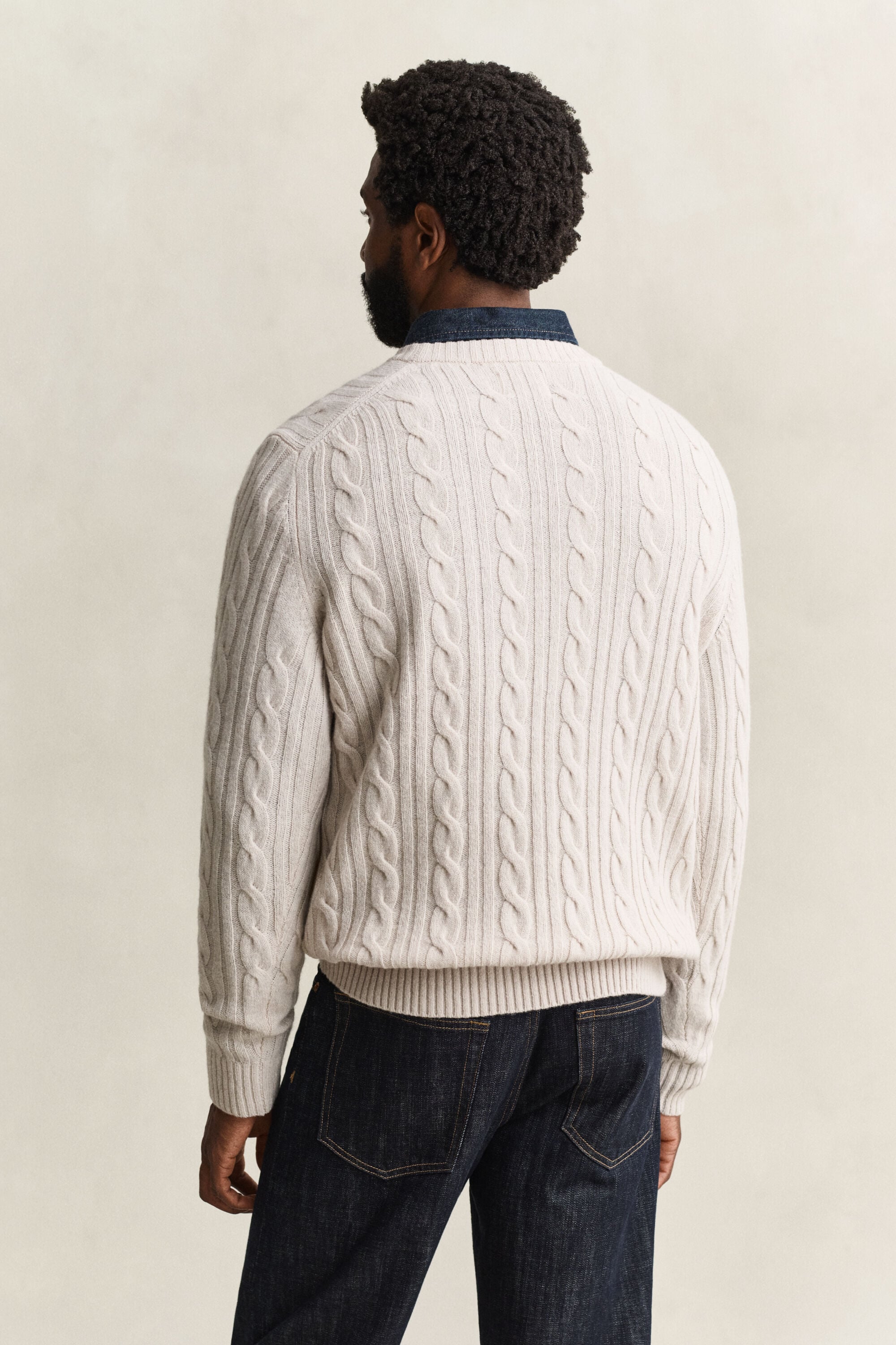 Jersey de cuello redondo y punto de ochos en lana de oveja