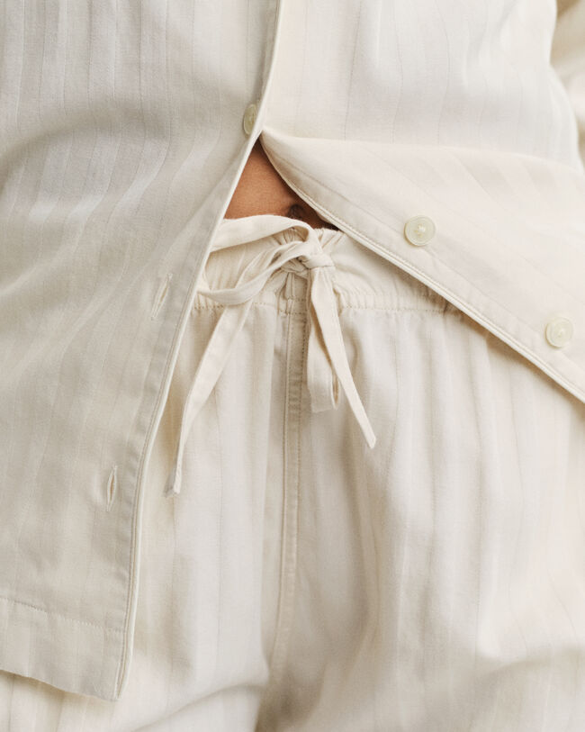 Caja de regalo con pijama de rayas de satén