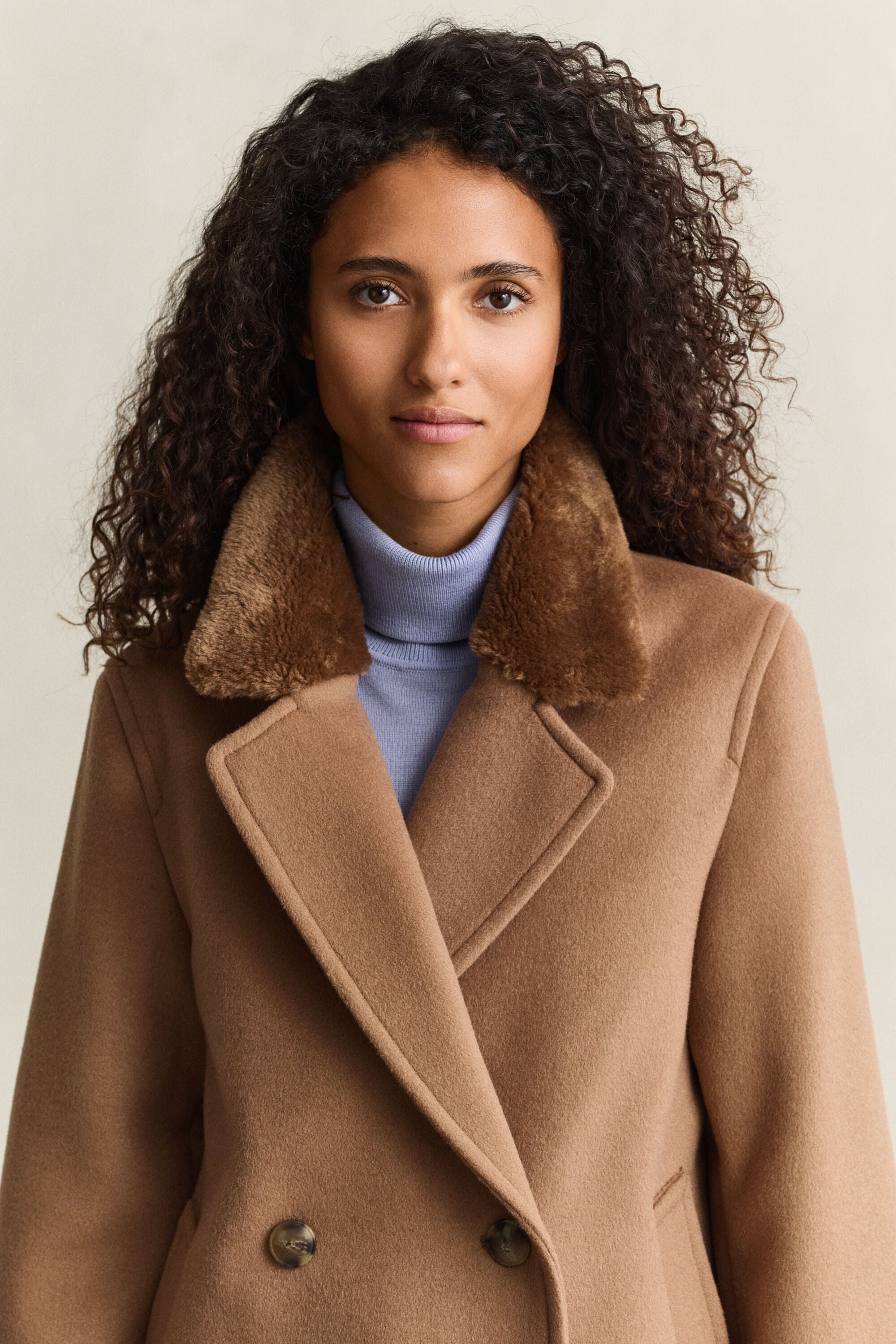 Chaqueta con cuello de pelo sintético