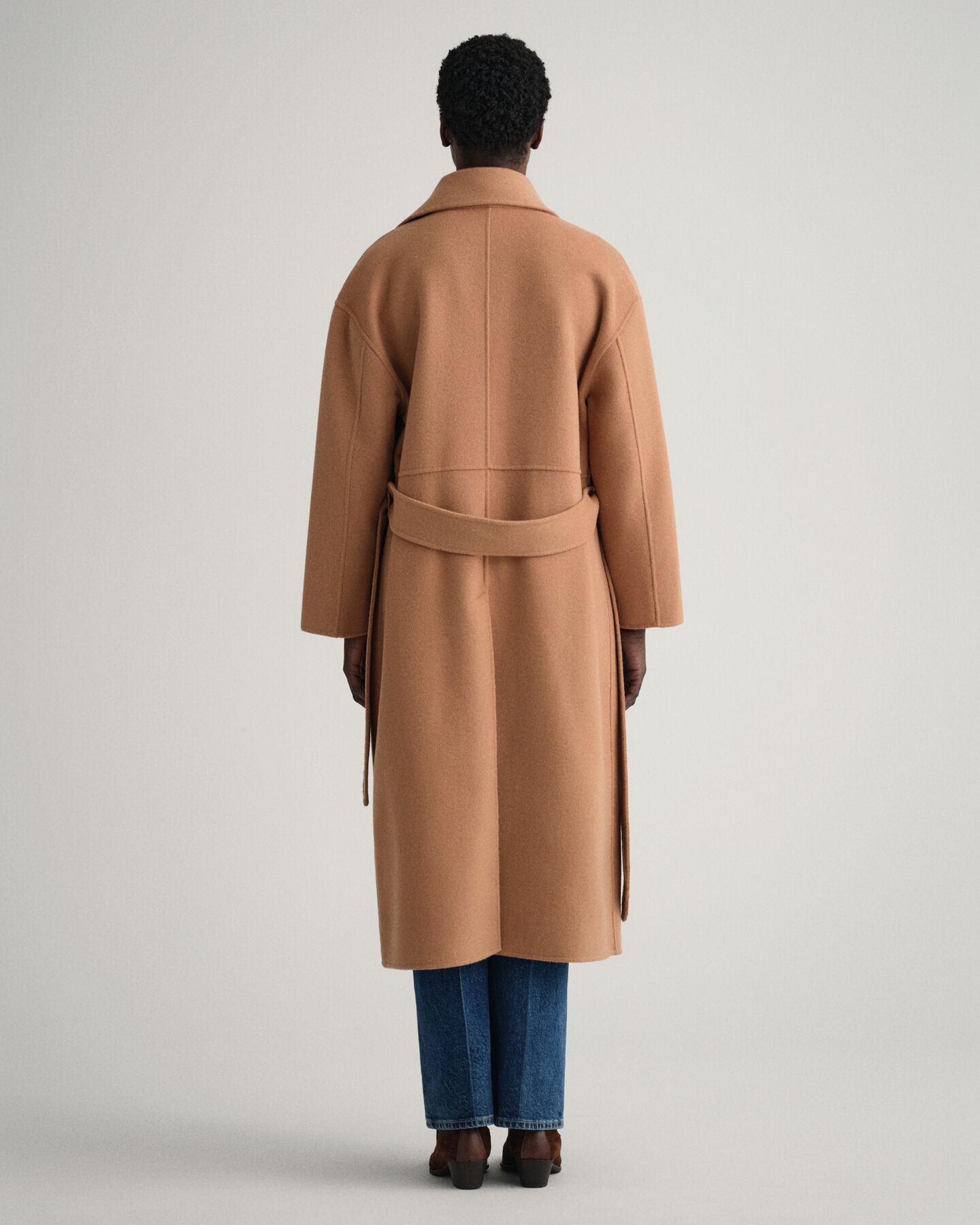 Abrigo cosido a mano con cintur&oacute;n