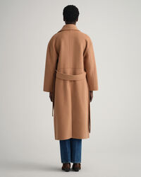 Abrigo cosido a mano con cintur&oacute;n