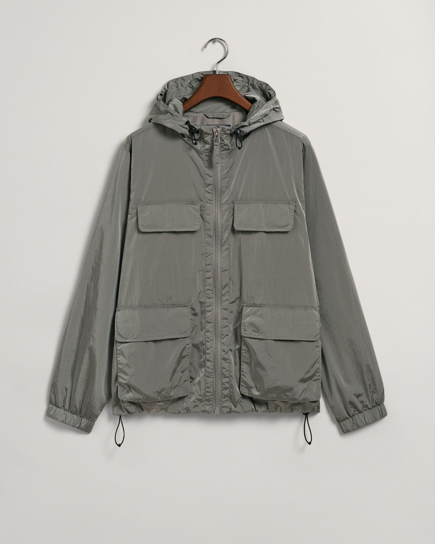 Chaqueta de cuatro bolsillos con capucha