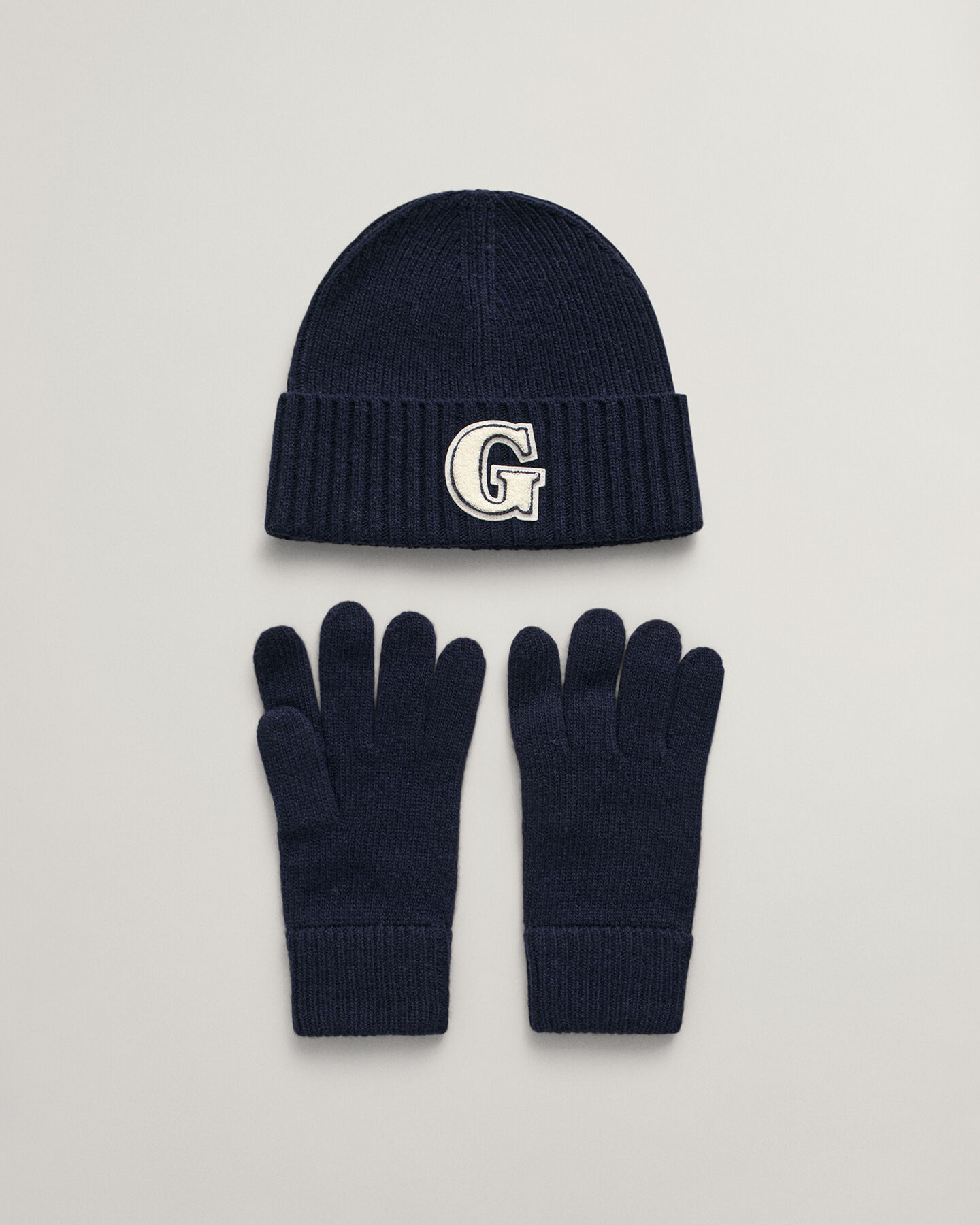 Set de regalo con gorro y guantes con insignia G