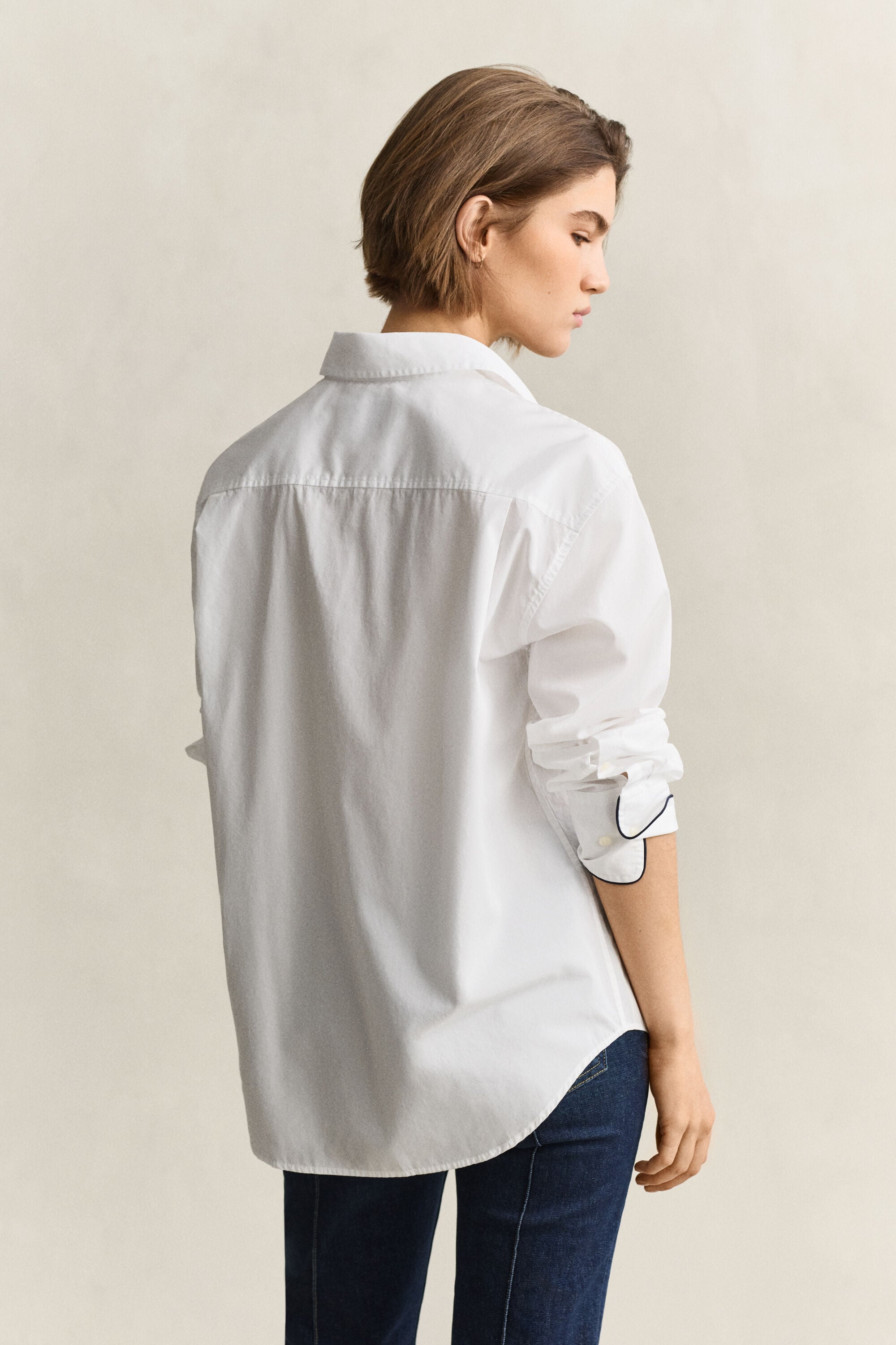 Camisa con detalle de ribetes