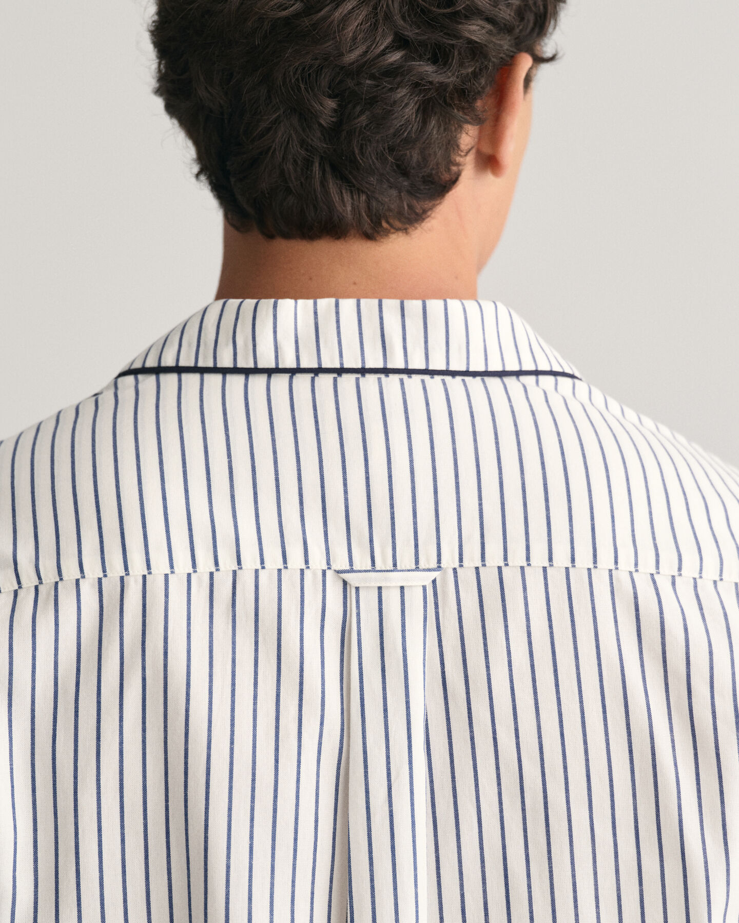 Caja de regalo con camisa y pantalones de pijama a rayas