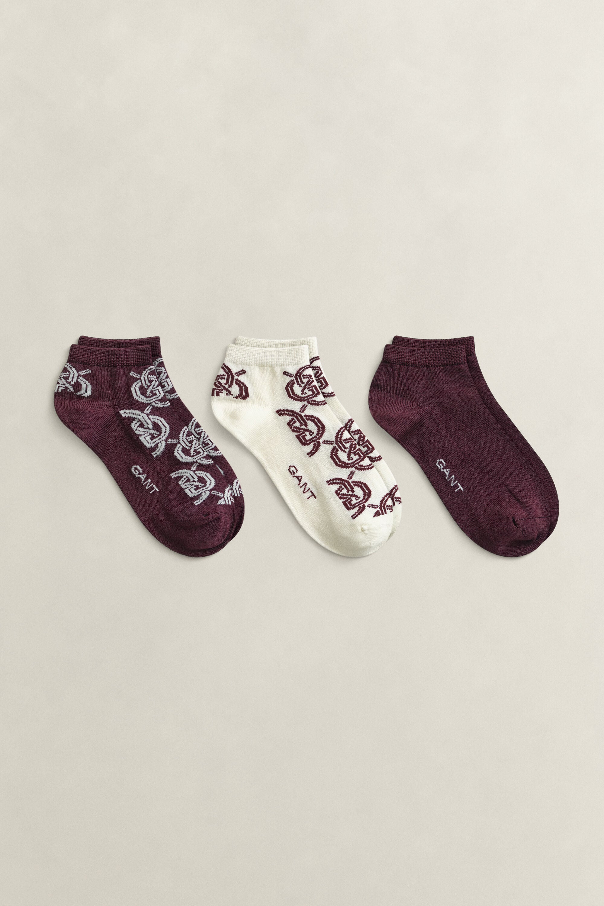 Paquete de tres pares de calcetines tobilleros con diseño de monograma