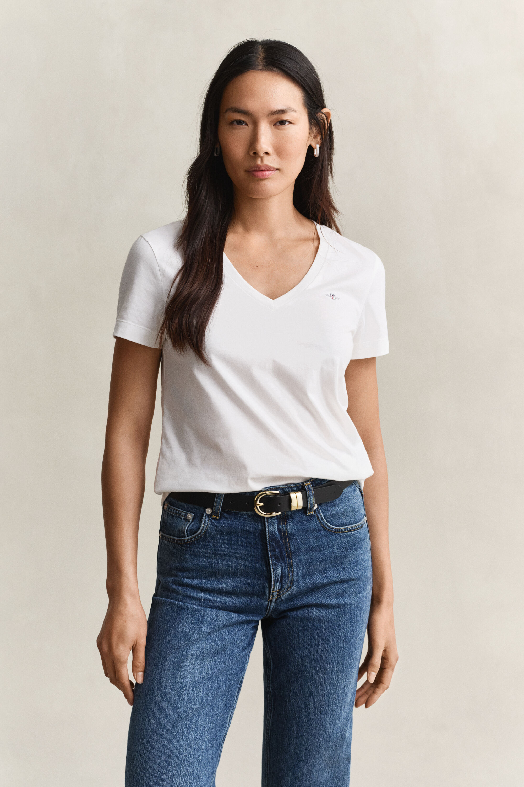 Camiseta Shield con cuello de pico