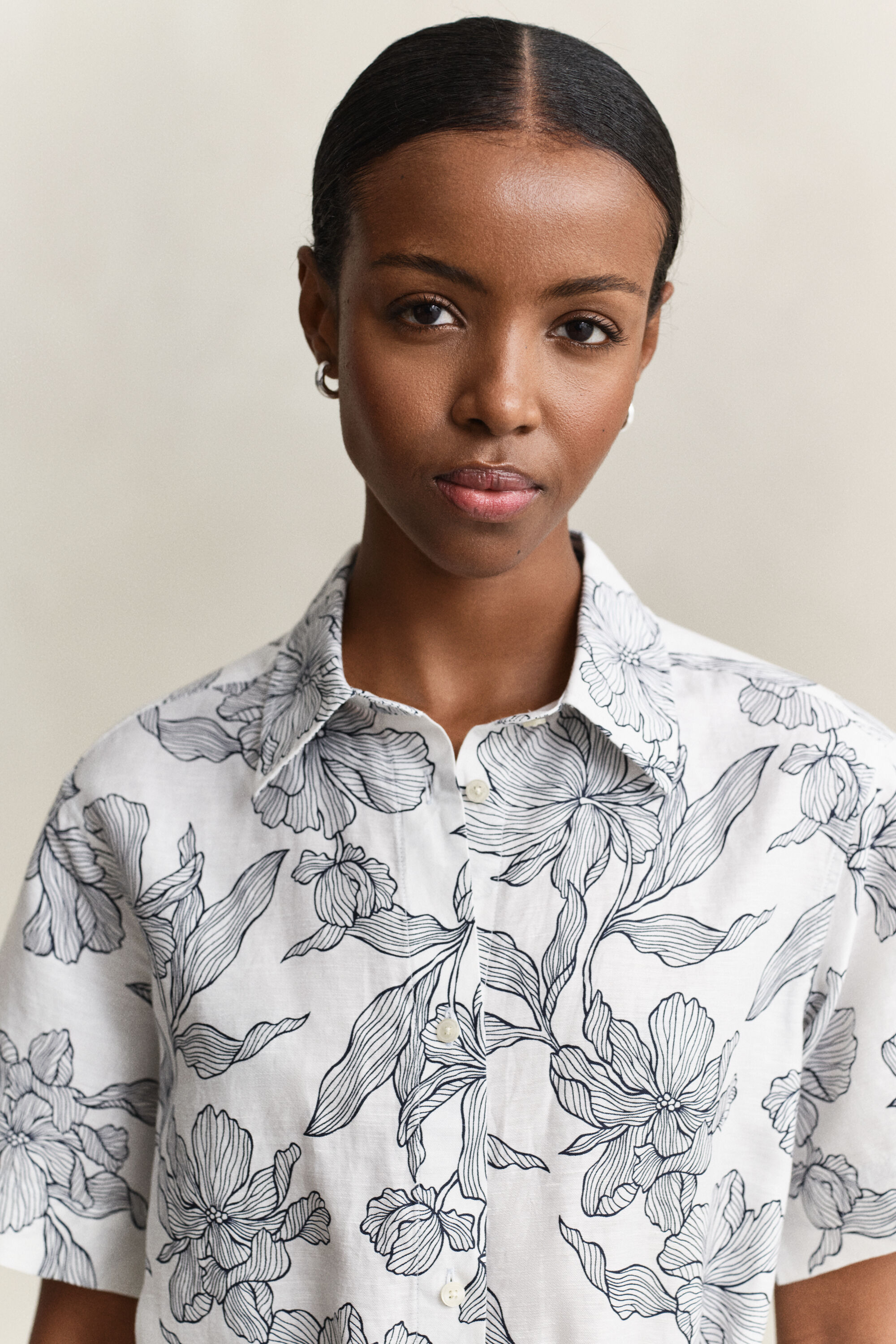 Vestido camisero de lino con estampado de flores