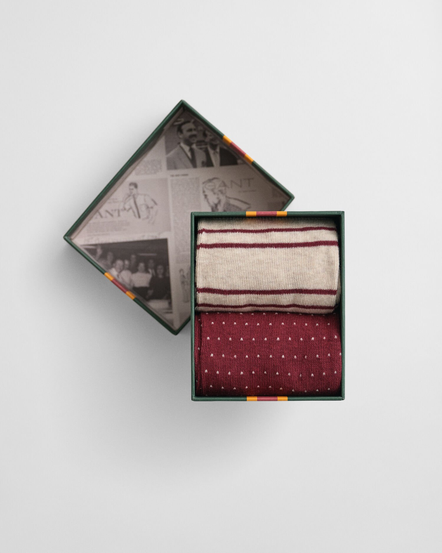 Caja de regalo con dos pares de calcetines a rayas y lunares pequeños