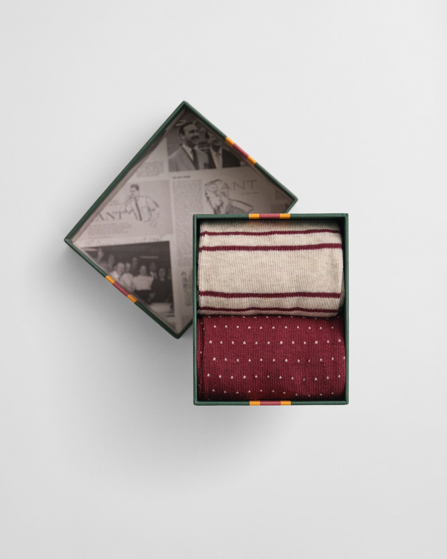 Caja de regalo con dos pares de calcetines a rayas y lunares pequeños