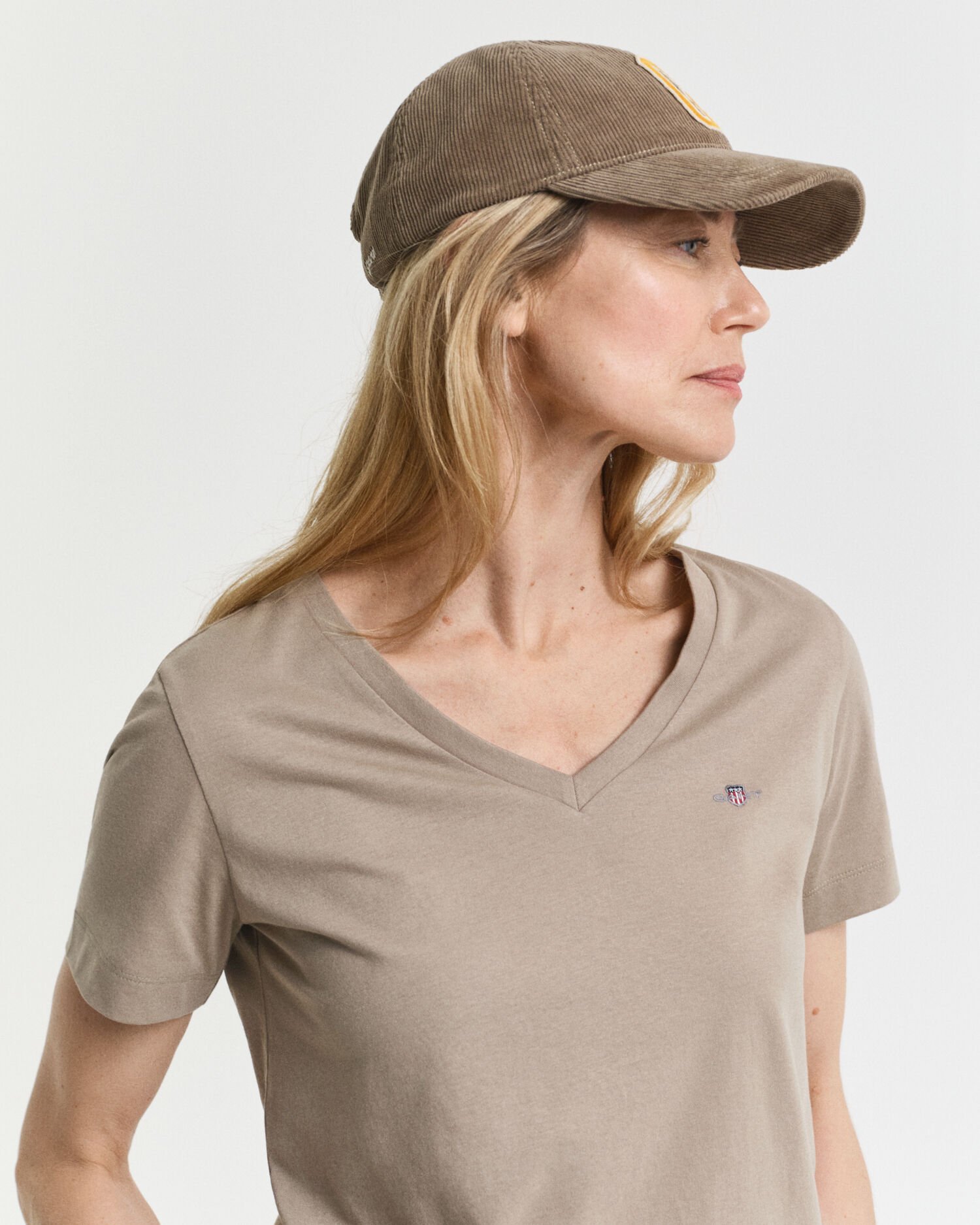 Camiseta Shield con cuello de pico