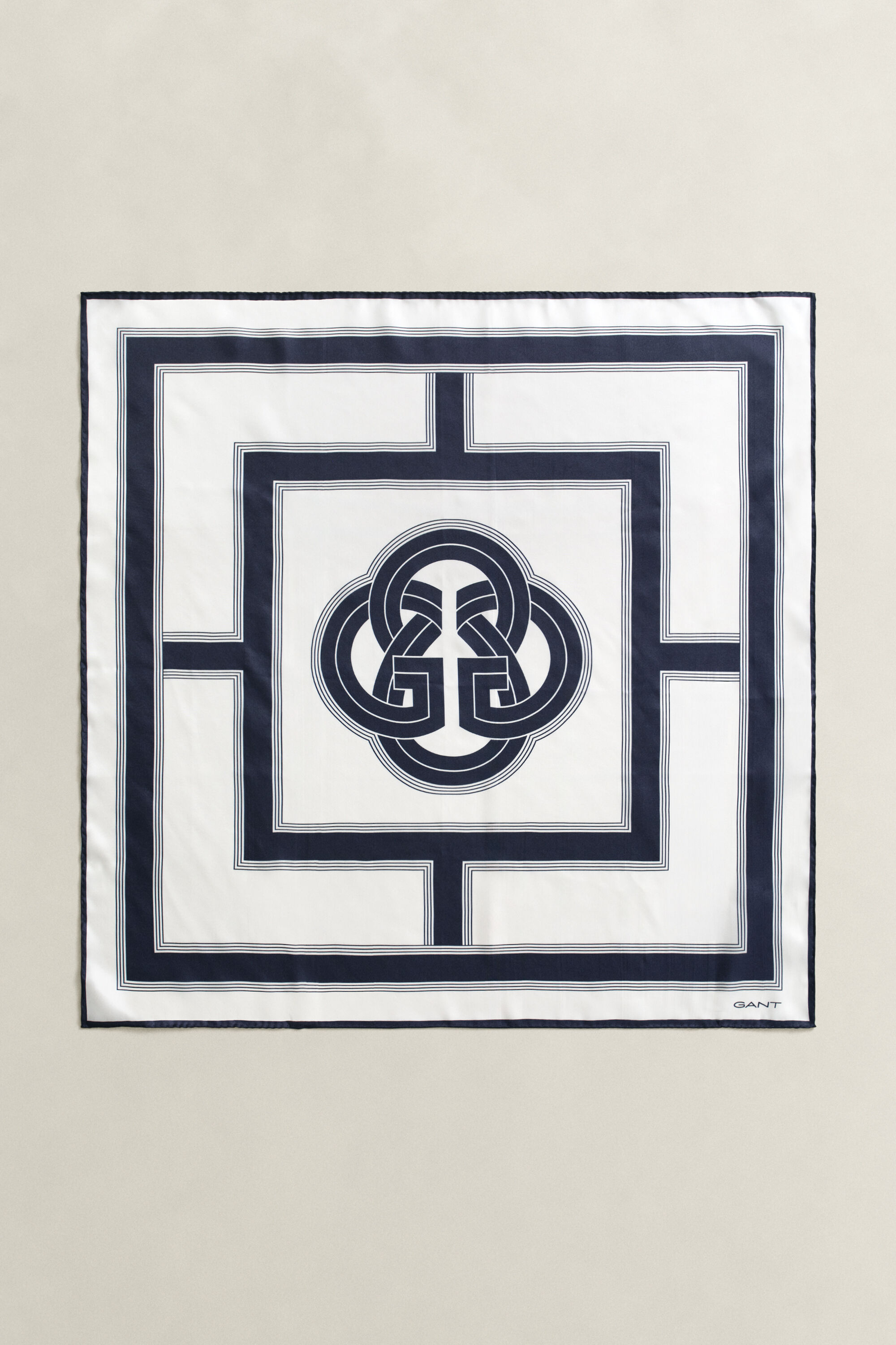 Pañuelo de seda con monograma