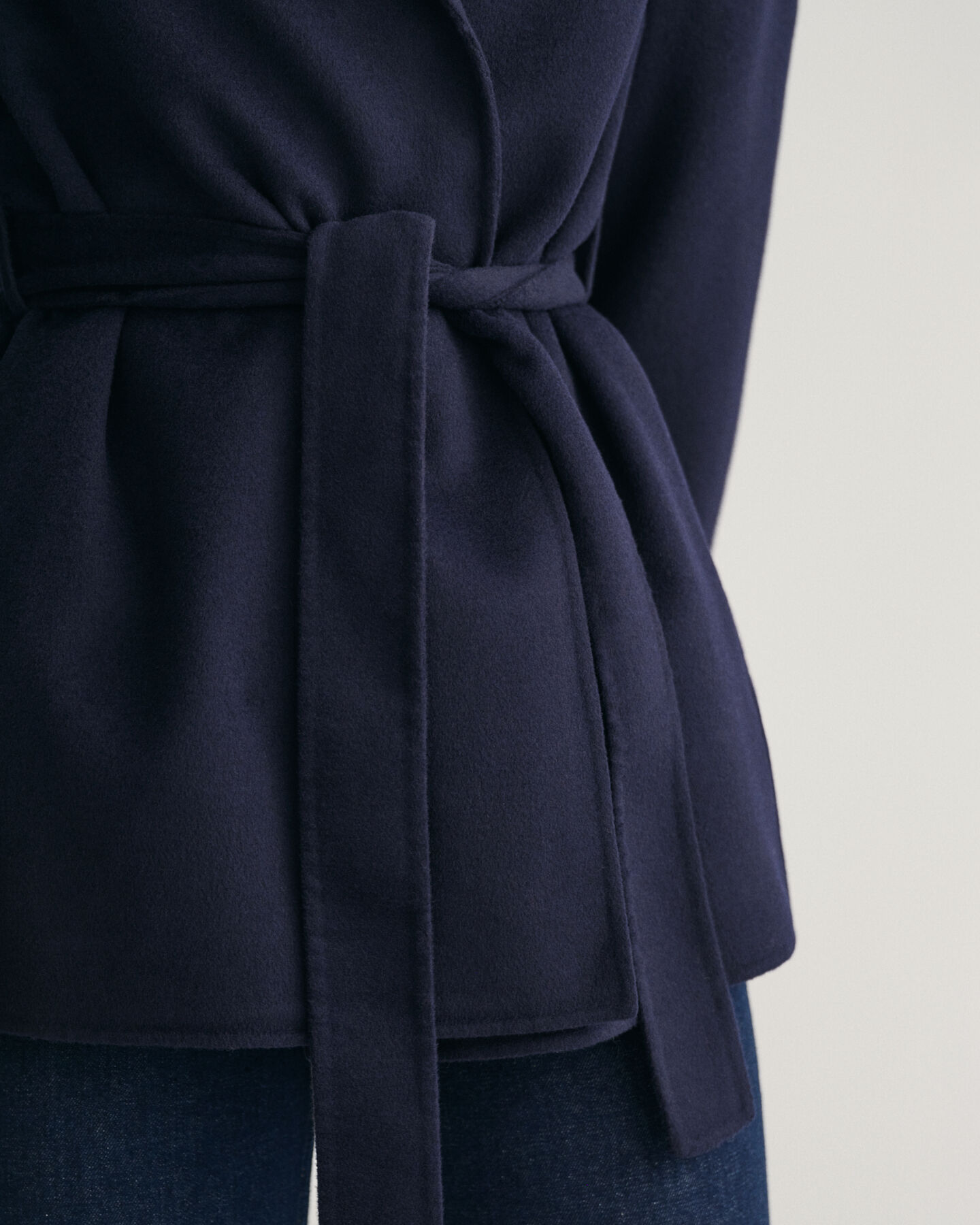 Americana cosida a mano con cinturón