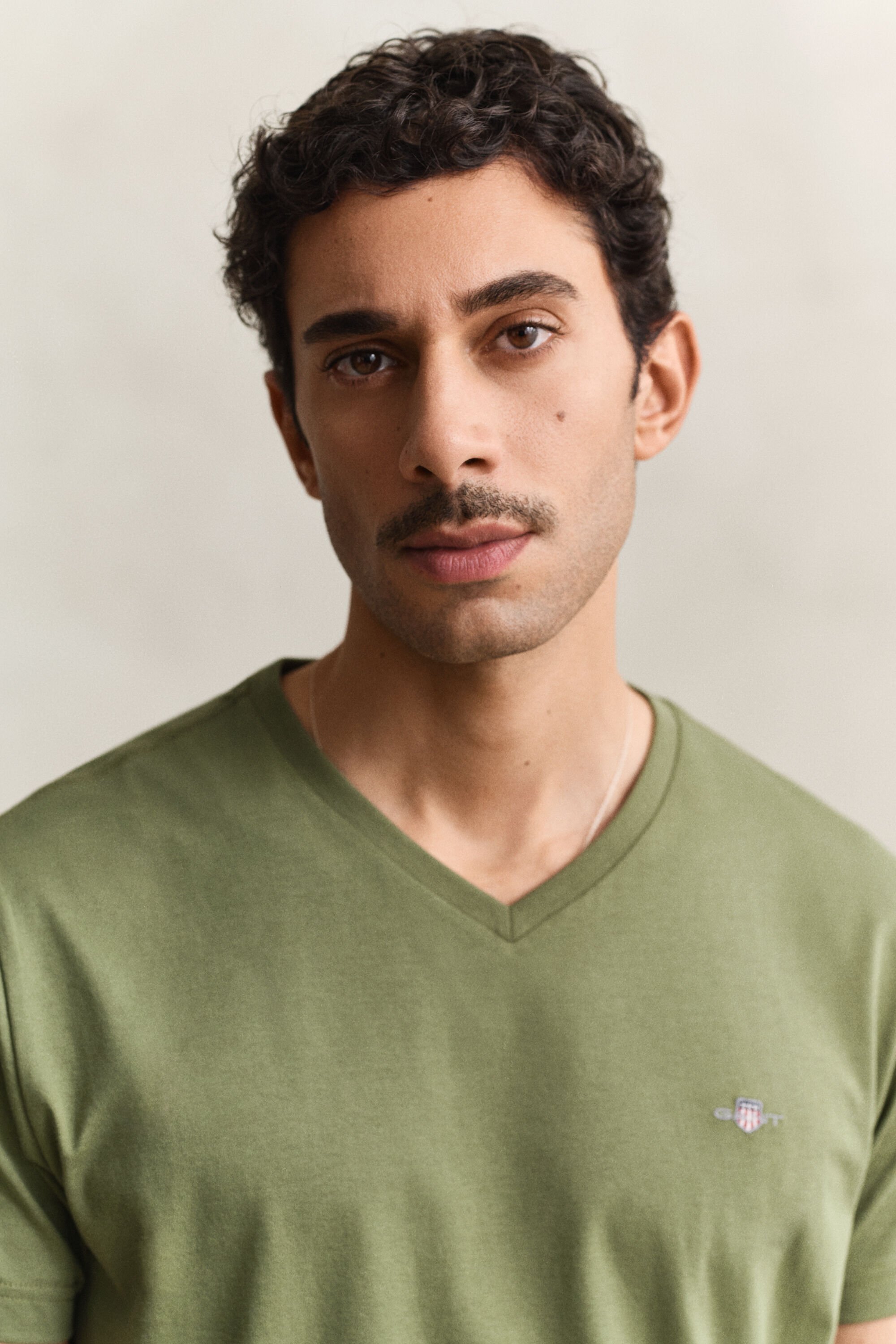 Camiseta Slim Fit Shield con cuello de pico