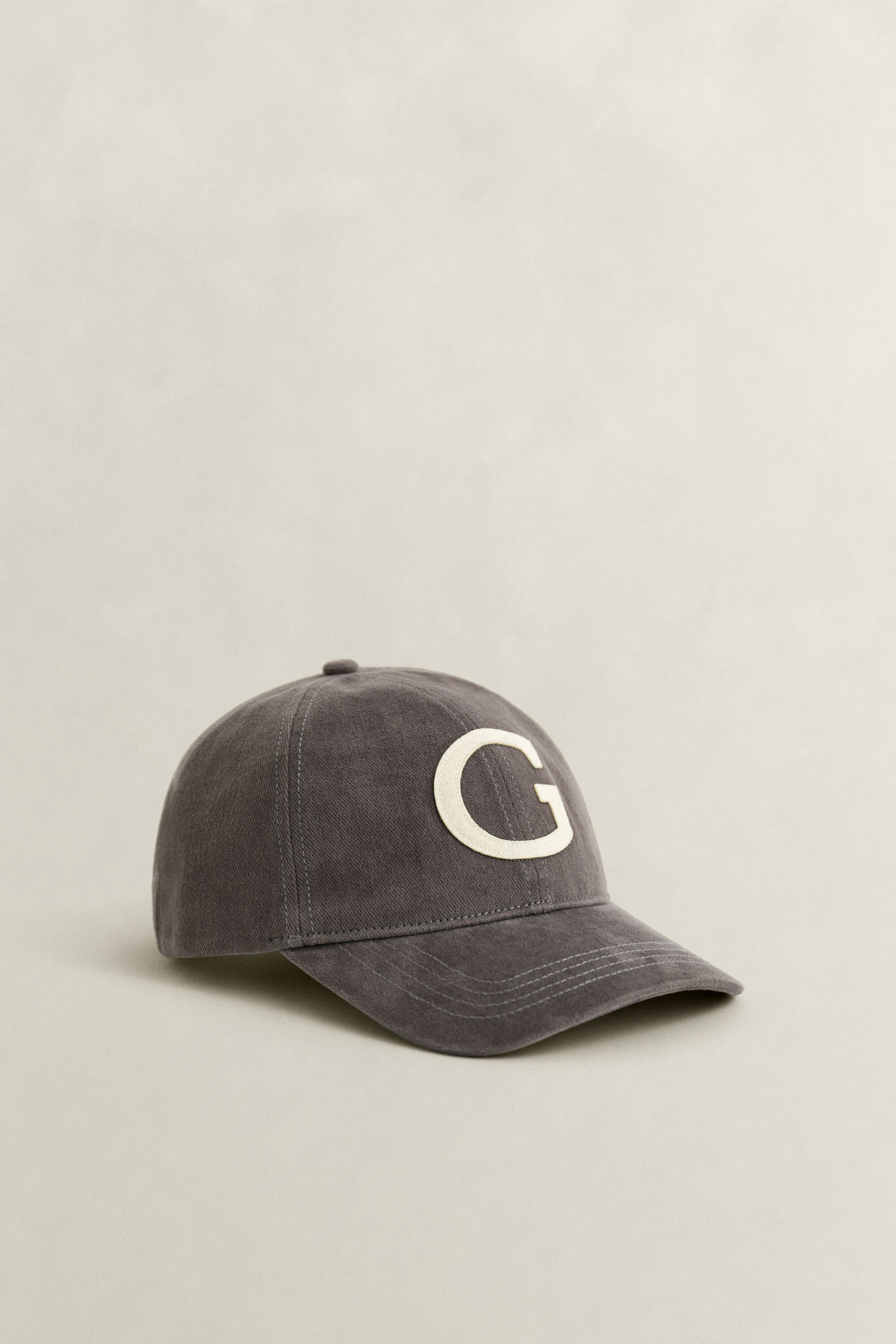 Gorra con insignia G